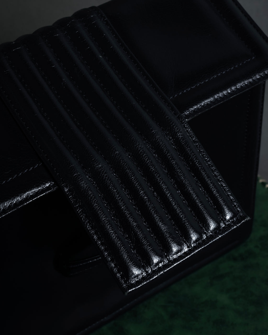 "YVES SAINT LAURENT" Straight ridge design square forum leather bag