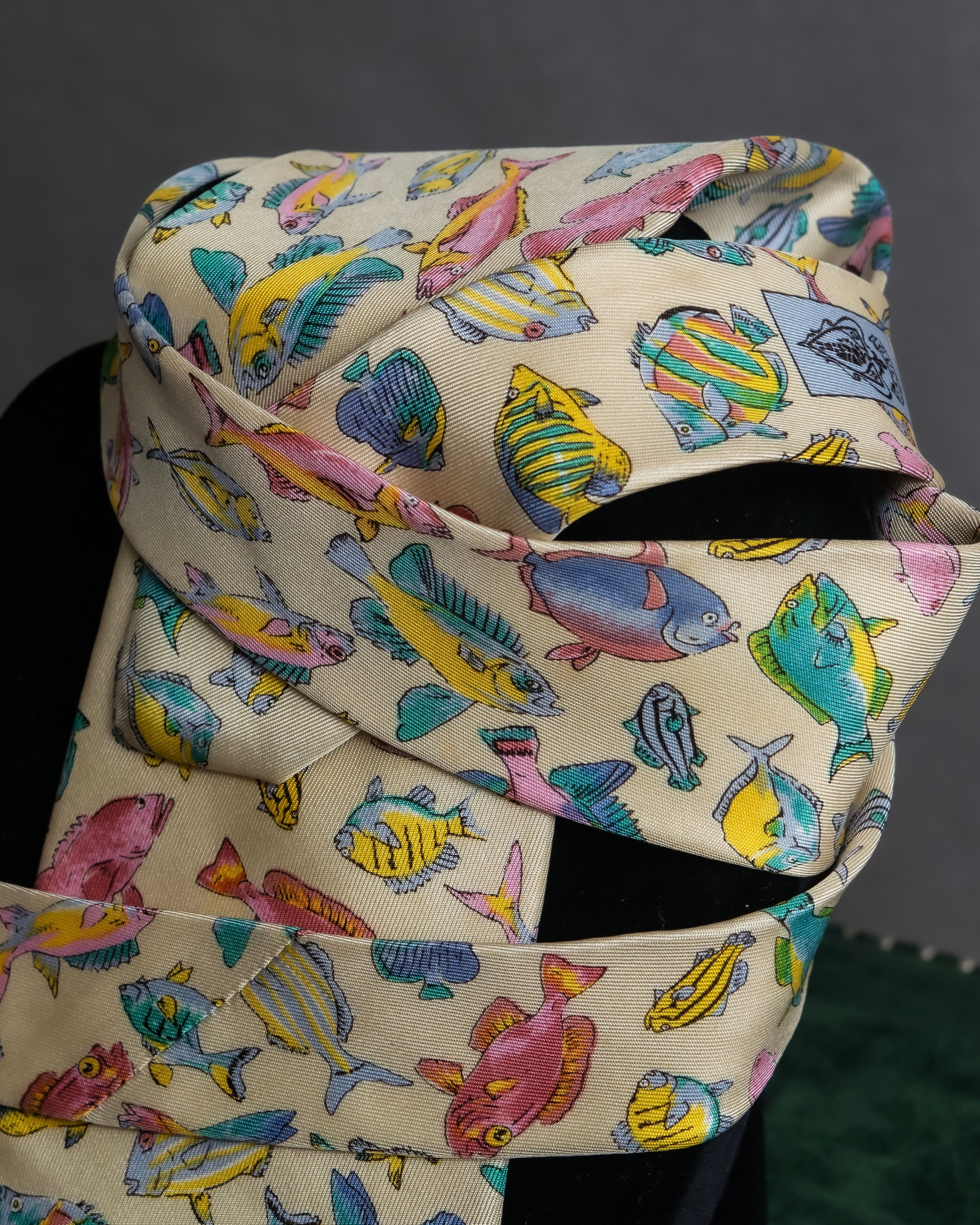 "GUCCI" Colorful fish motif silk neck tie