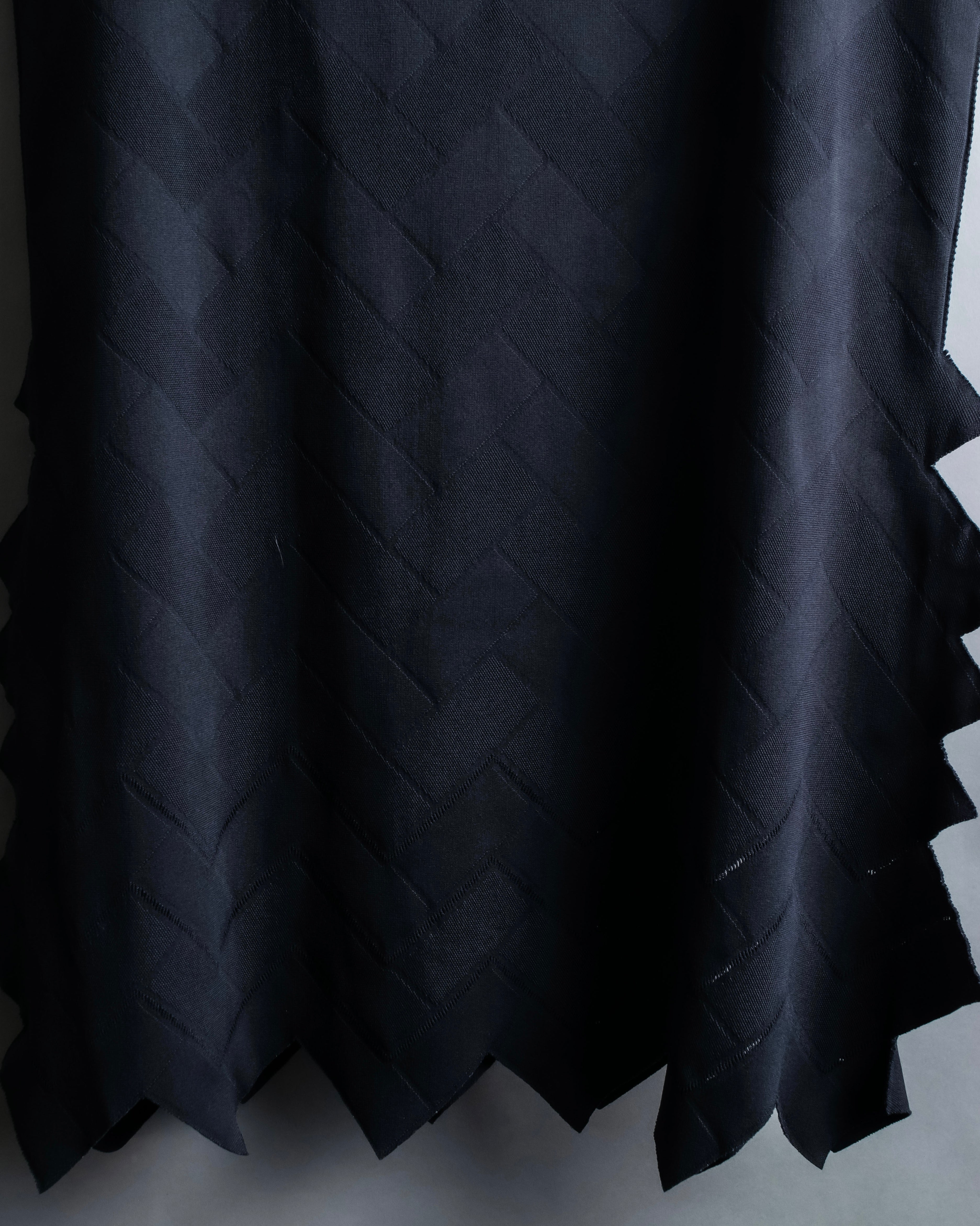 "PLEATS PLEASE ISSEY MIYAKE" 

Meander sleeveless tops