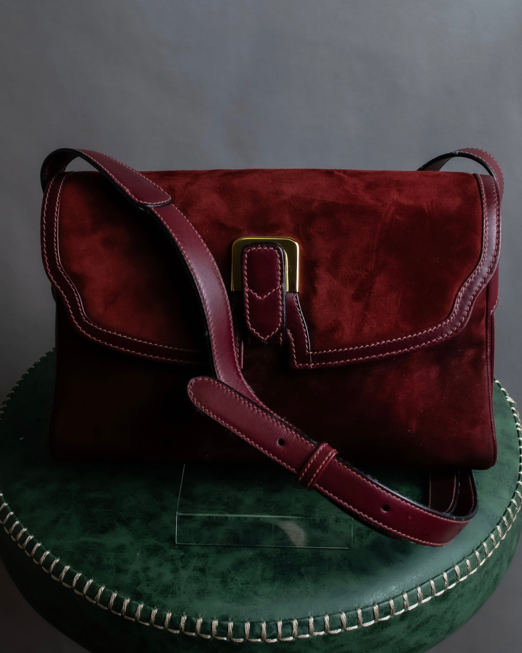 "GUCCI" Aristocratic crest charm suede shoulder bag