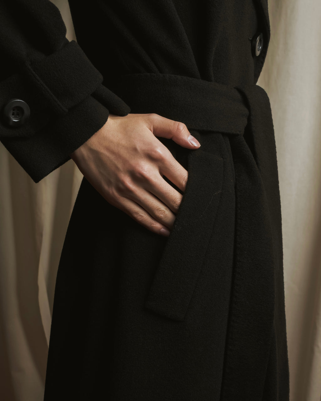 Abrigo envolvente con cinturón de los años 90 de Christian Dior