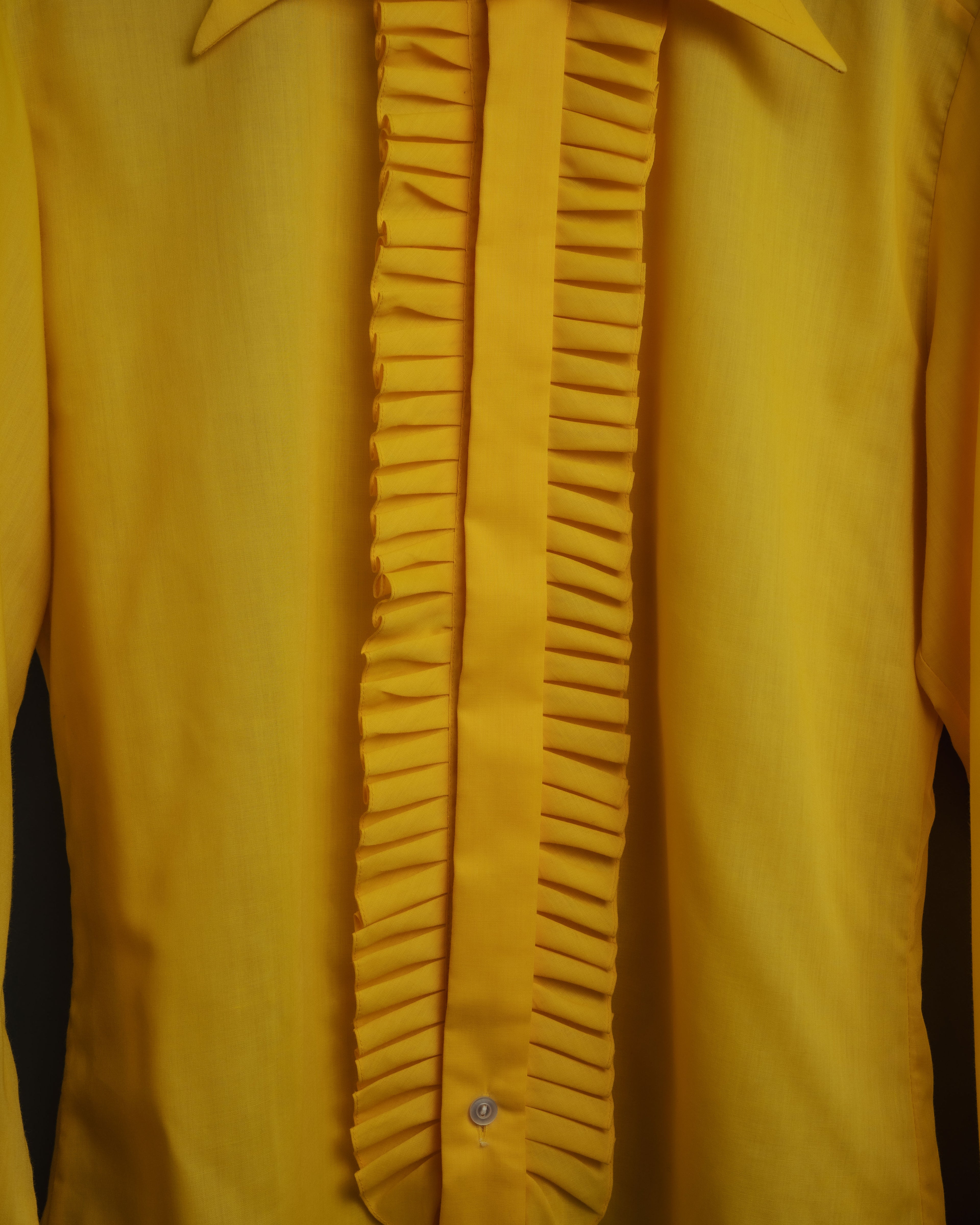 -MOOD Vintage Collections-
70’s Ruffled long point collar shirt