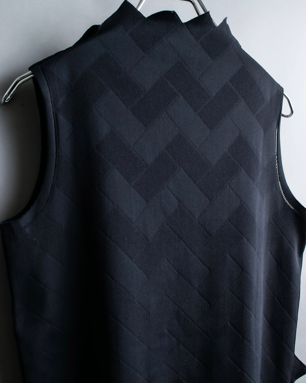 "PLEATS PLEASE ISSEY MIYAKE" 

Meander sleeveless tops