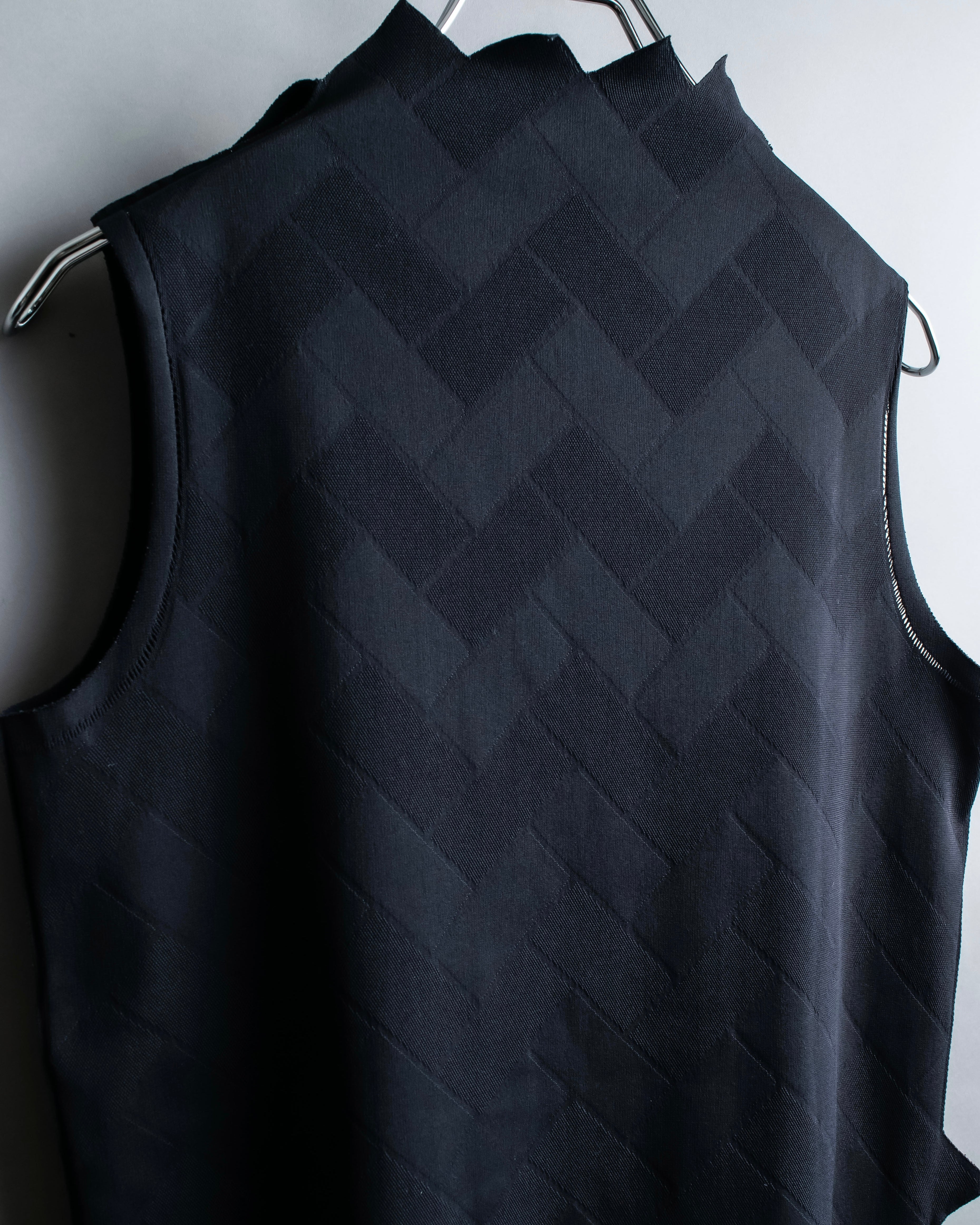 "PLEATS PLEASE ISSEY MIYAKE" 

Meander sleeveless tops