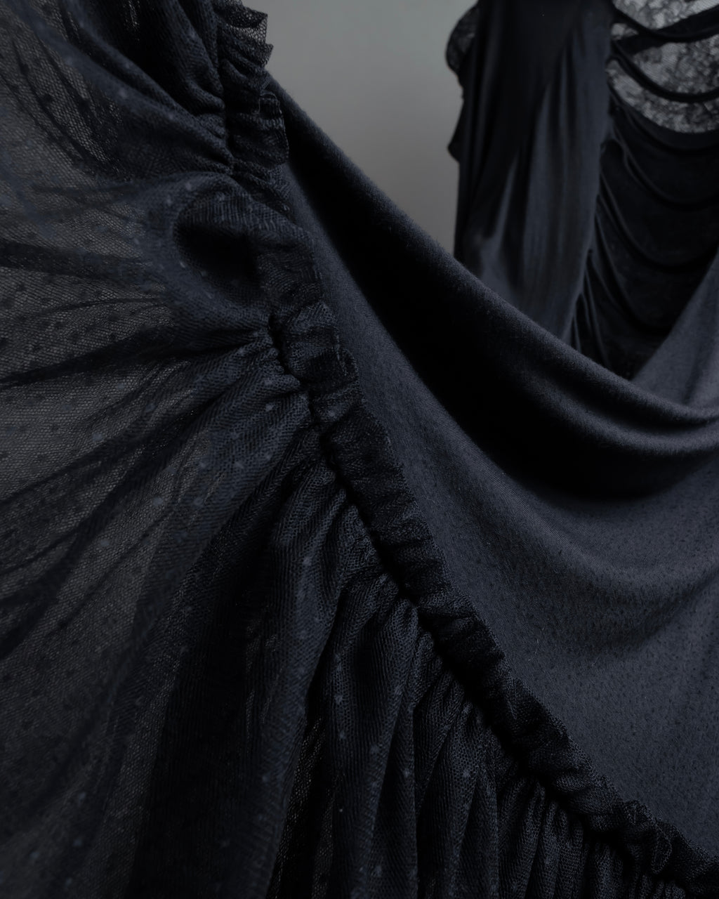 "RED VALENTINO" Distressed tulle skirt docking long pullover