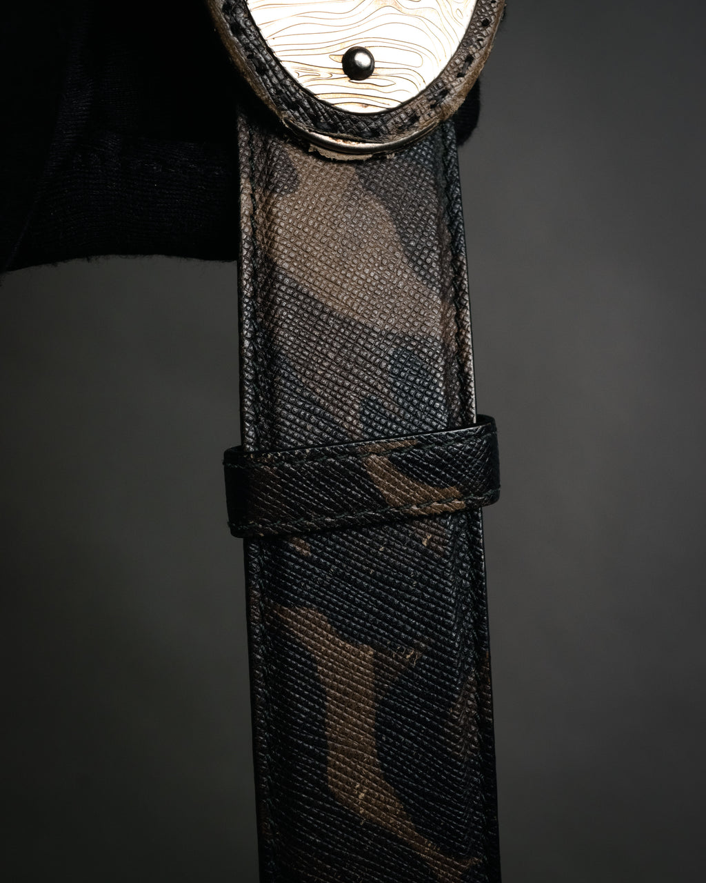 “PRADA” 2010’s Saffiano camouflage relief logo buckle
leather belt
