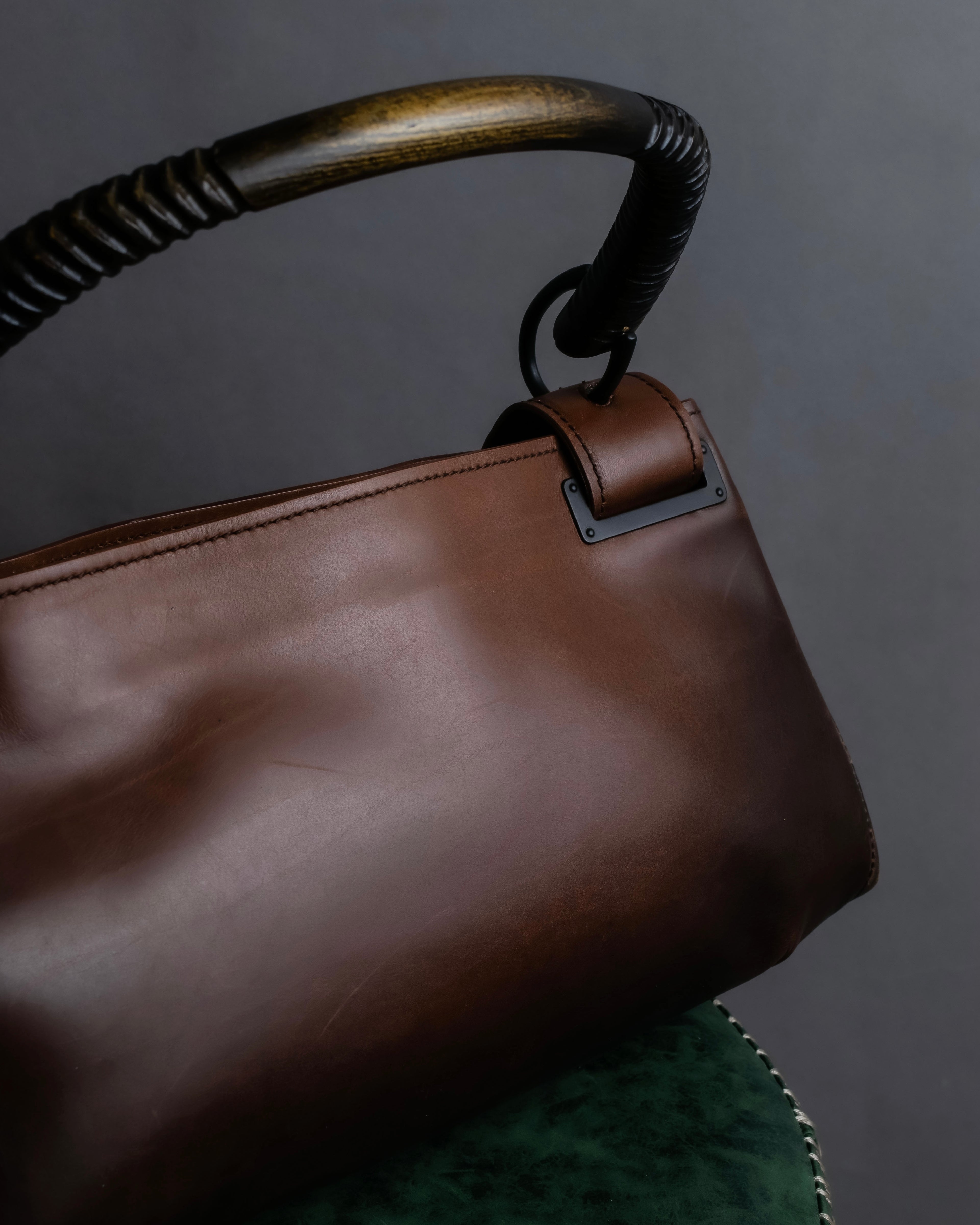 "GUCCI" Horizontally shaped cord-wrapped handle leather bag