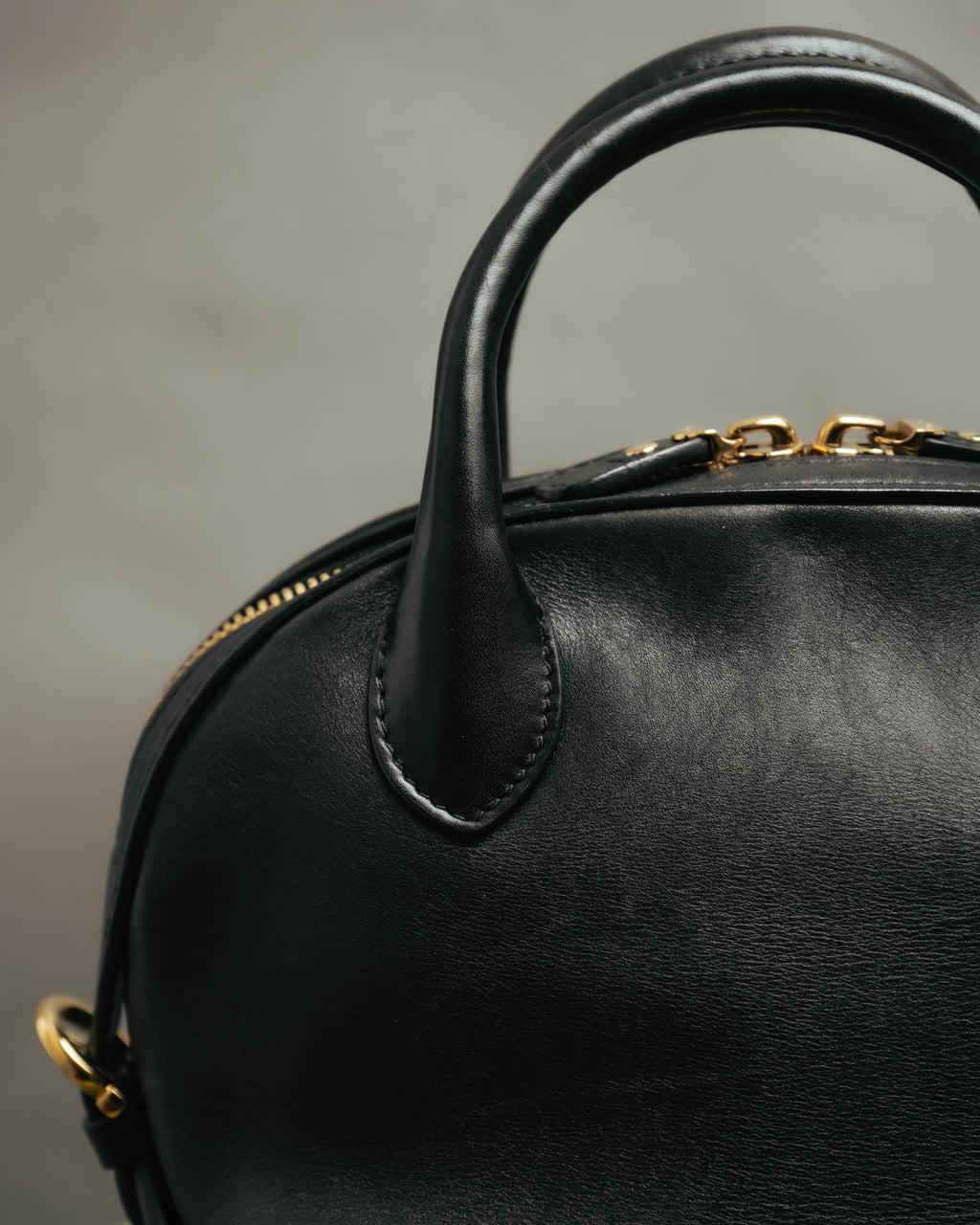 –SPECIAL– “Salvatore Ferragamo“ 00’s-10’s Black leather dome handbag