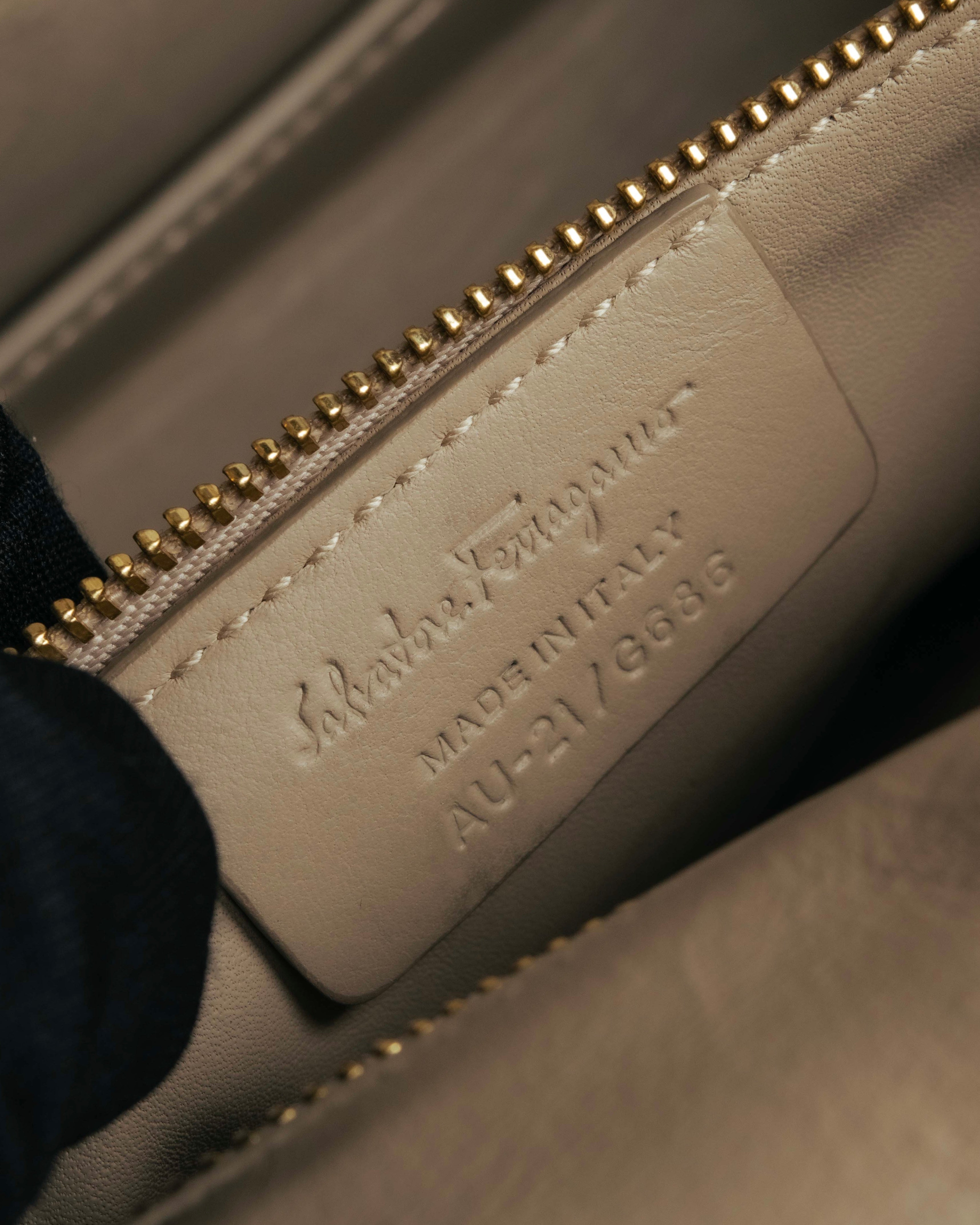 -SPECIAL- “Salvatore Ferragamo” 2015-2017 Vara studded chain shoulder bag