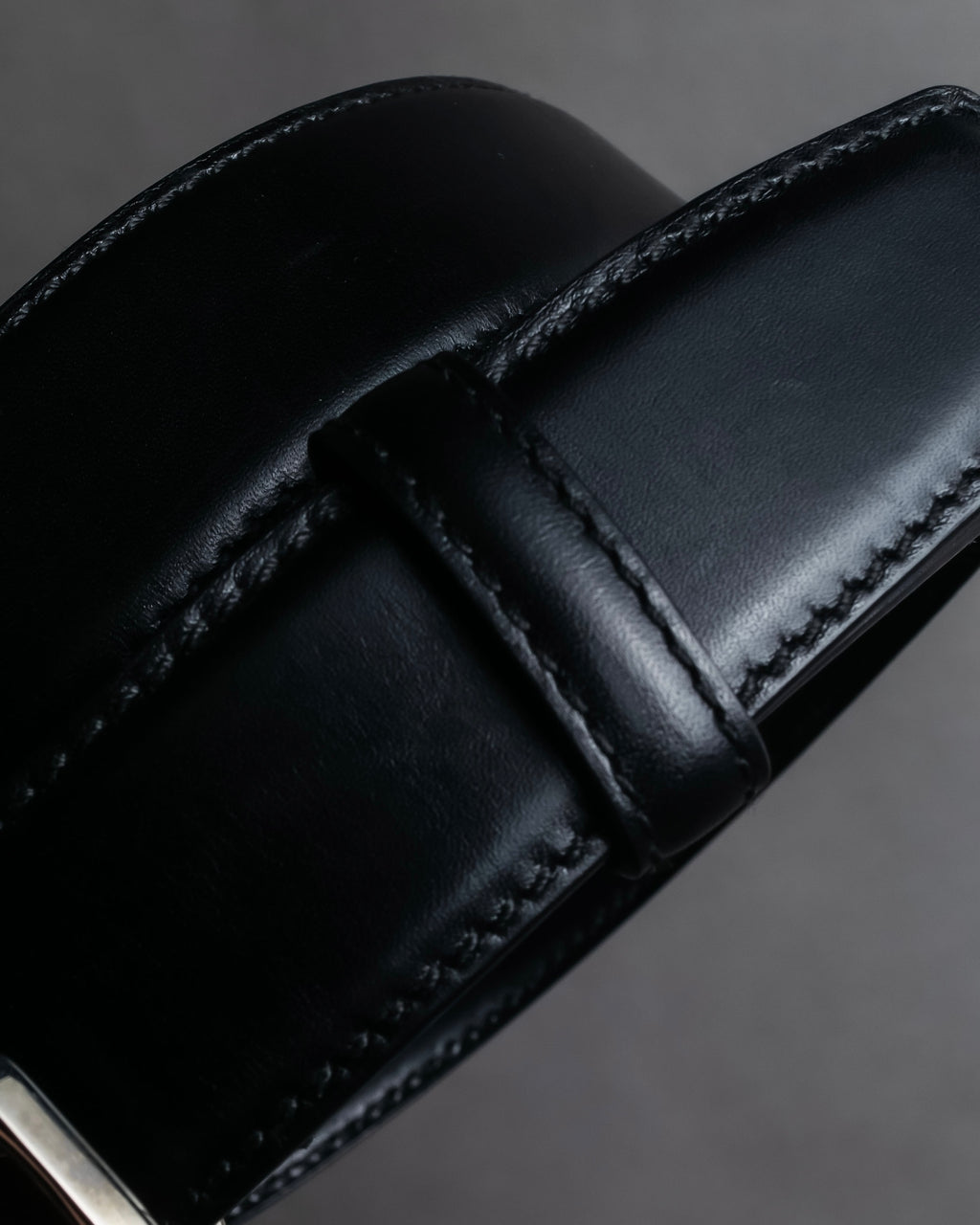 "GUCCI" Organic curved buckle design leather belt