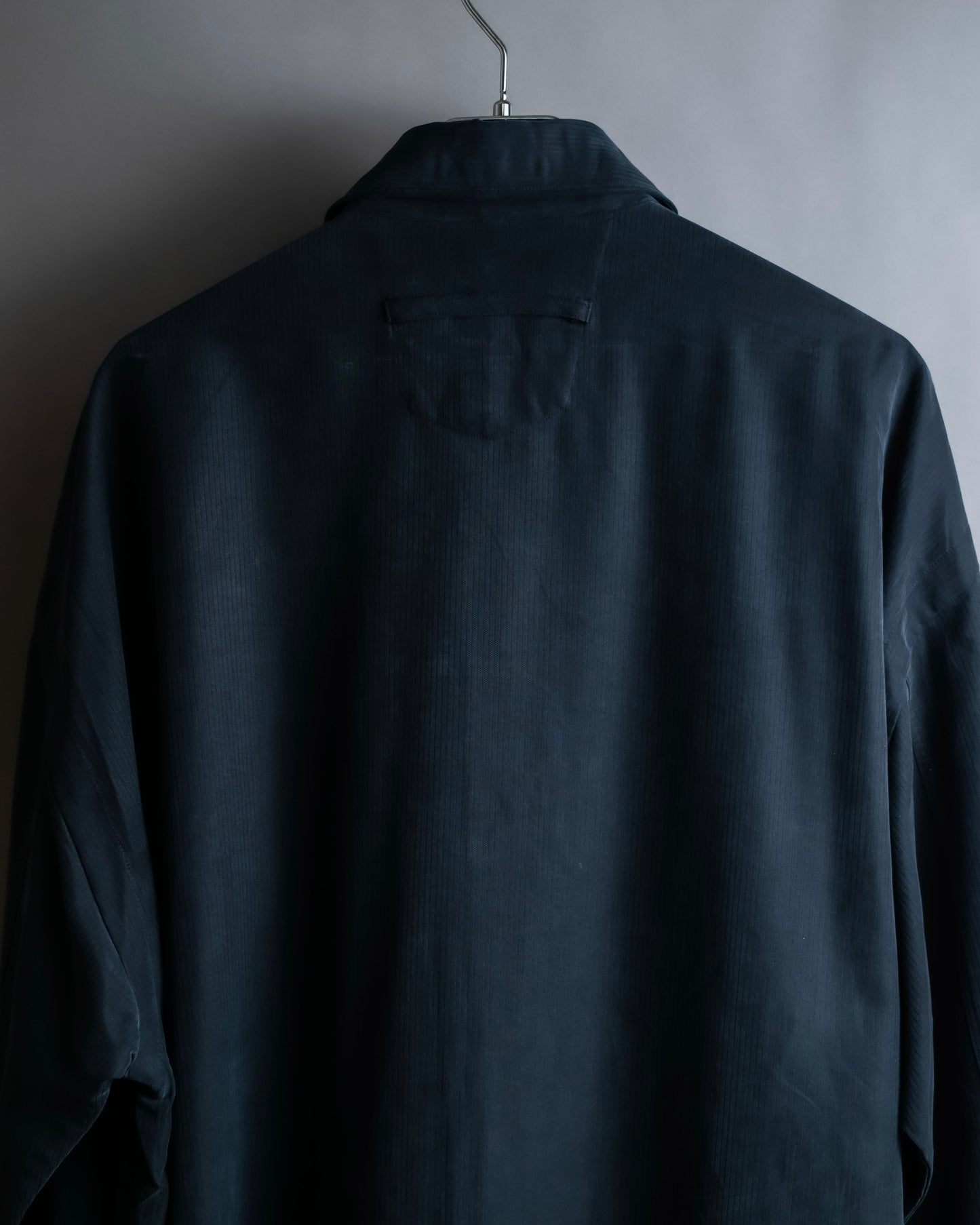 "SIGNUM" Vertical line relaxed fit black shirt