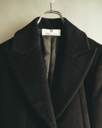 首元に残るBOUTIQUES GIVENCHYの織りタグと、大ぶりのノッチドラペルを捉えたディテールカット。起毛したブラック系ウール生地と総裏地の一部も確認できます。