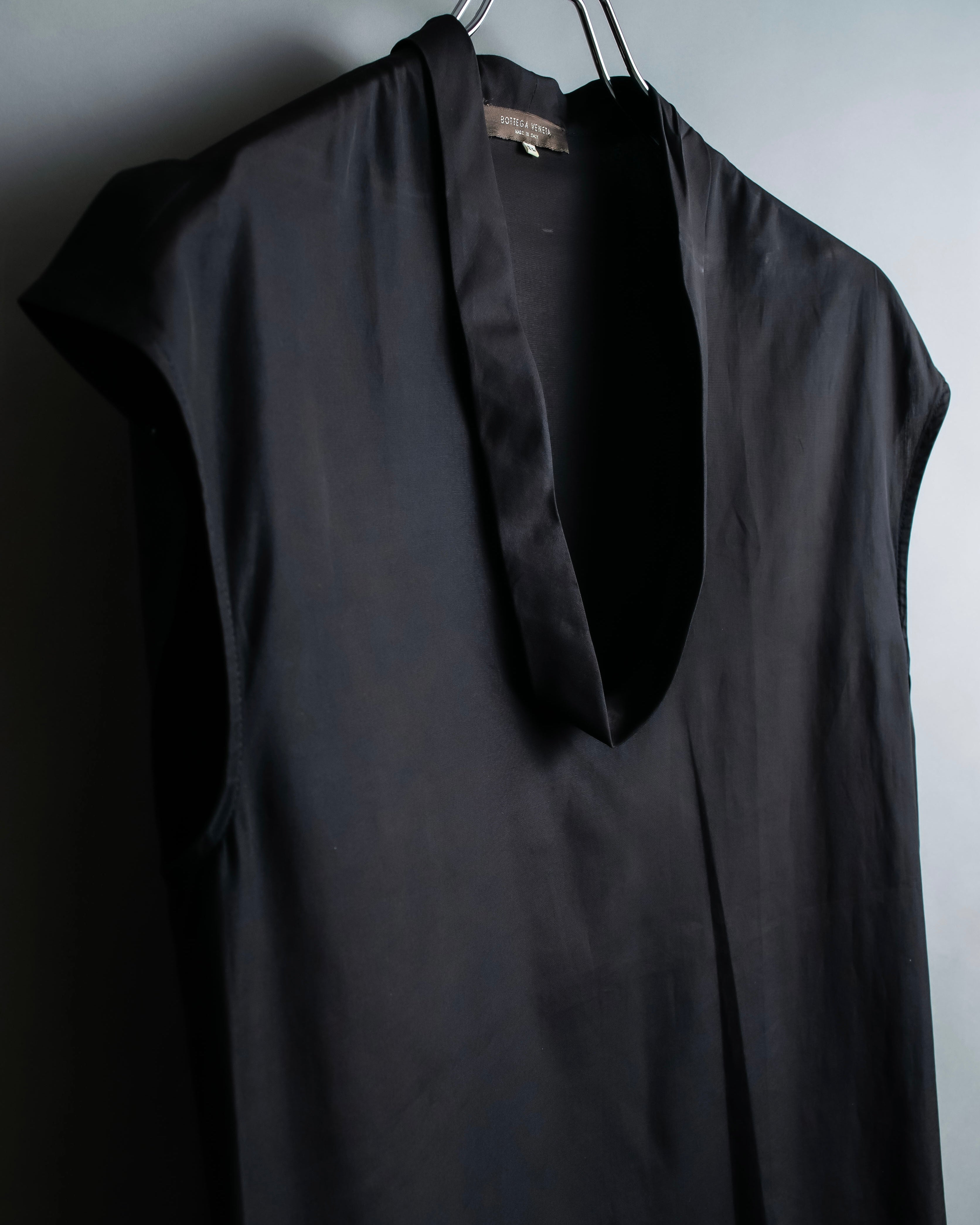 “BOTTEGA VENETA”  V neck designed no sleeve top