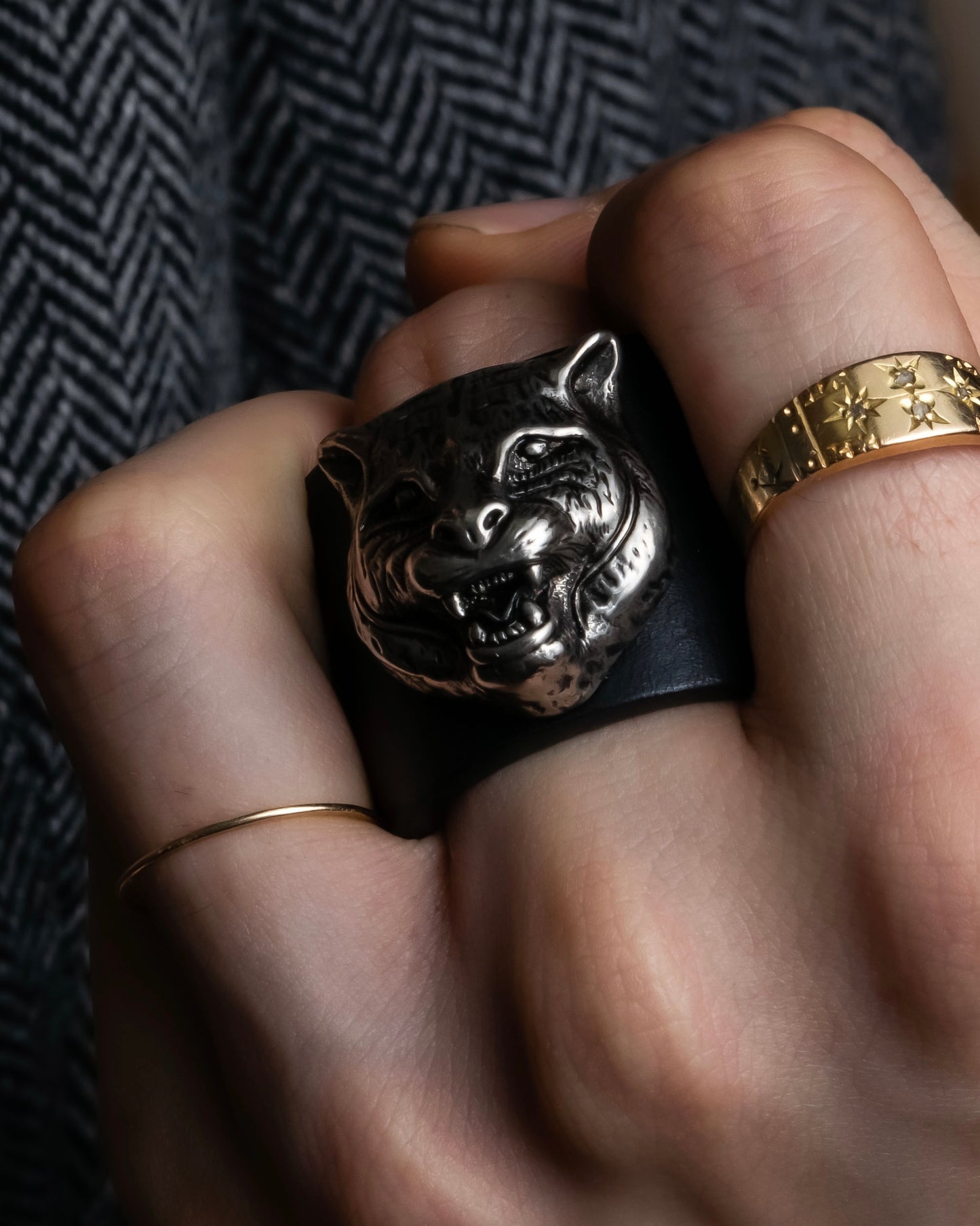 "GUCCI" Cat head motif stud design leather bracelet