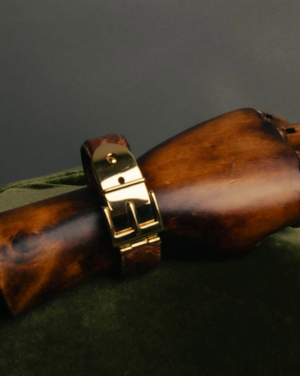 "GUCCI" 90's-00's Embossed leather buckle bangle