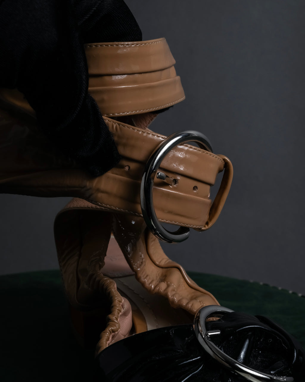 "Dior" Cutting design patent leather pointed toe pumps