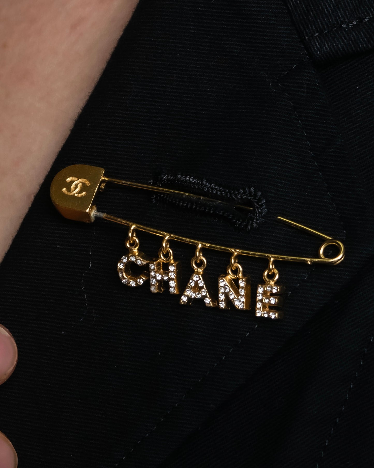 "CHANEL" Logo motif gold safety pin brooch