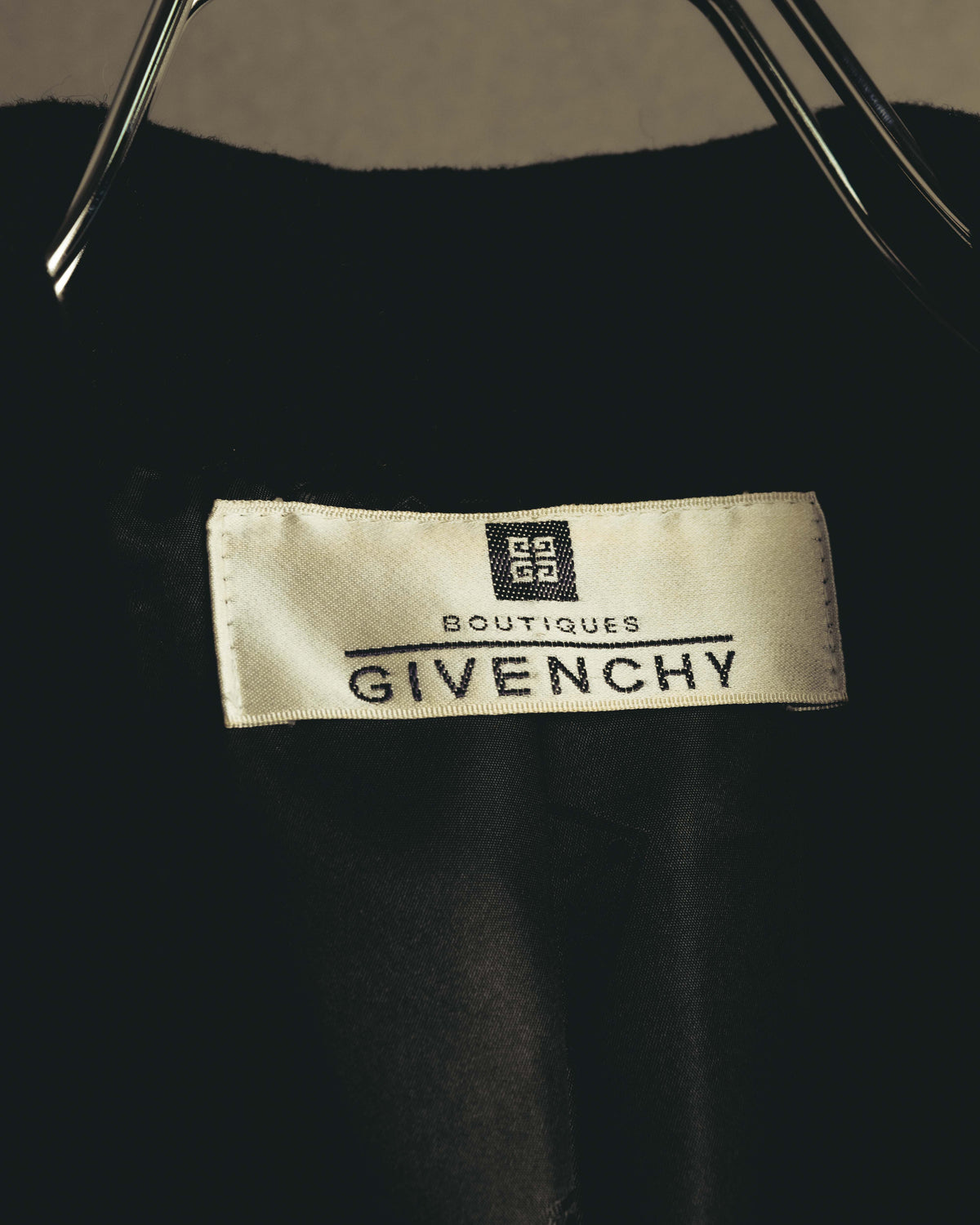 首元に残るBOUTIQUES GIVENCHYの織りタグを捉えたカット。ブランド図案とロゴ表記を確認できます。