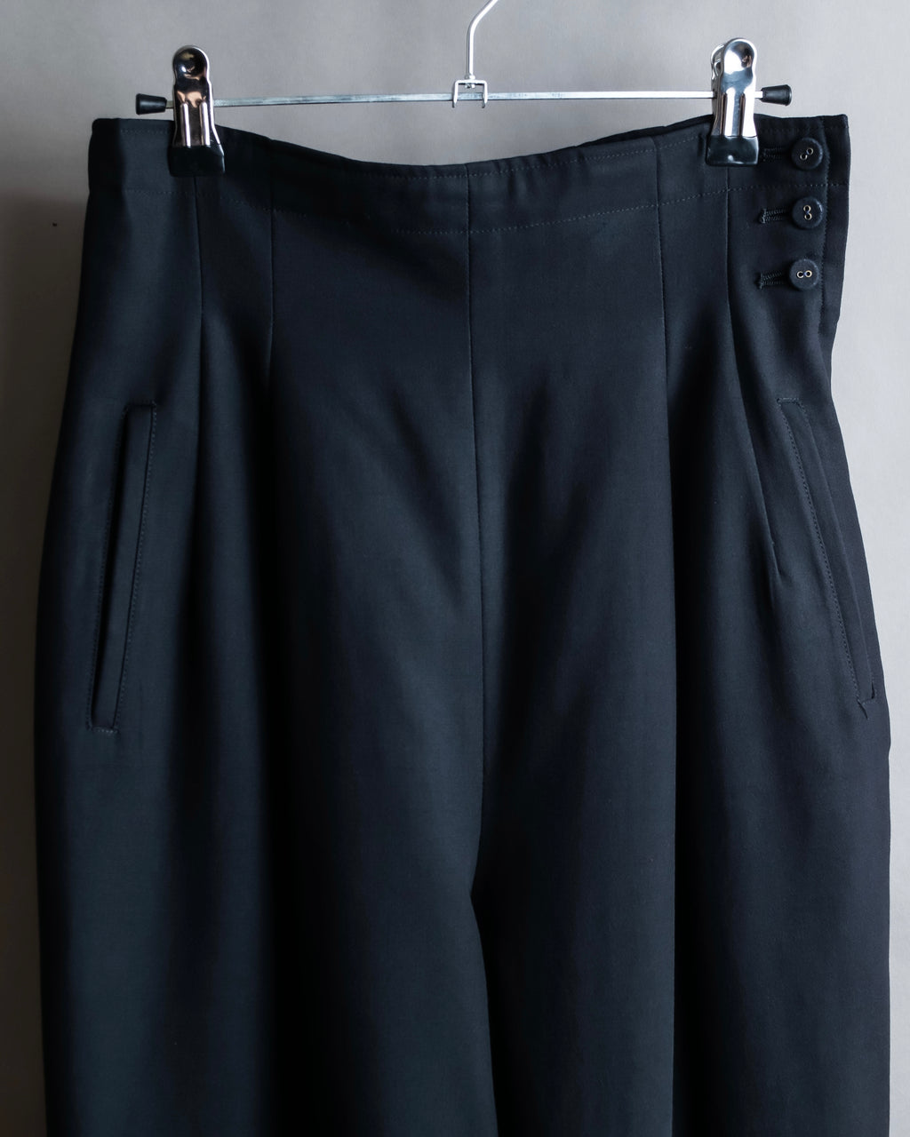 "TOKUKO 1er VOL" Side button fastener design high waist tapered slacks