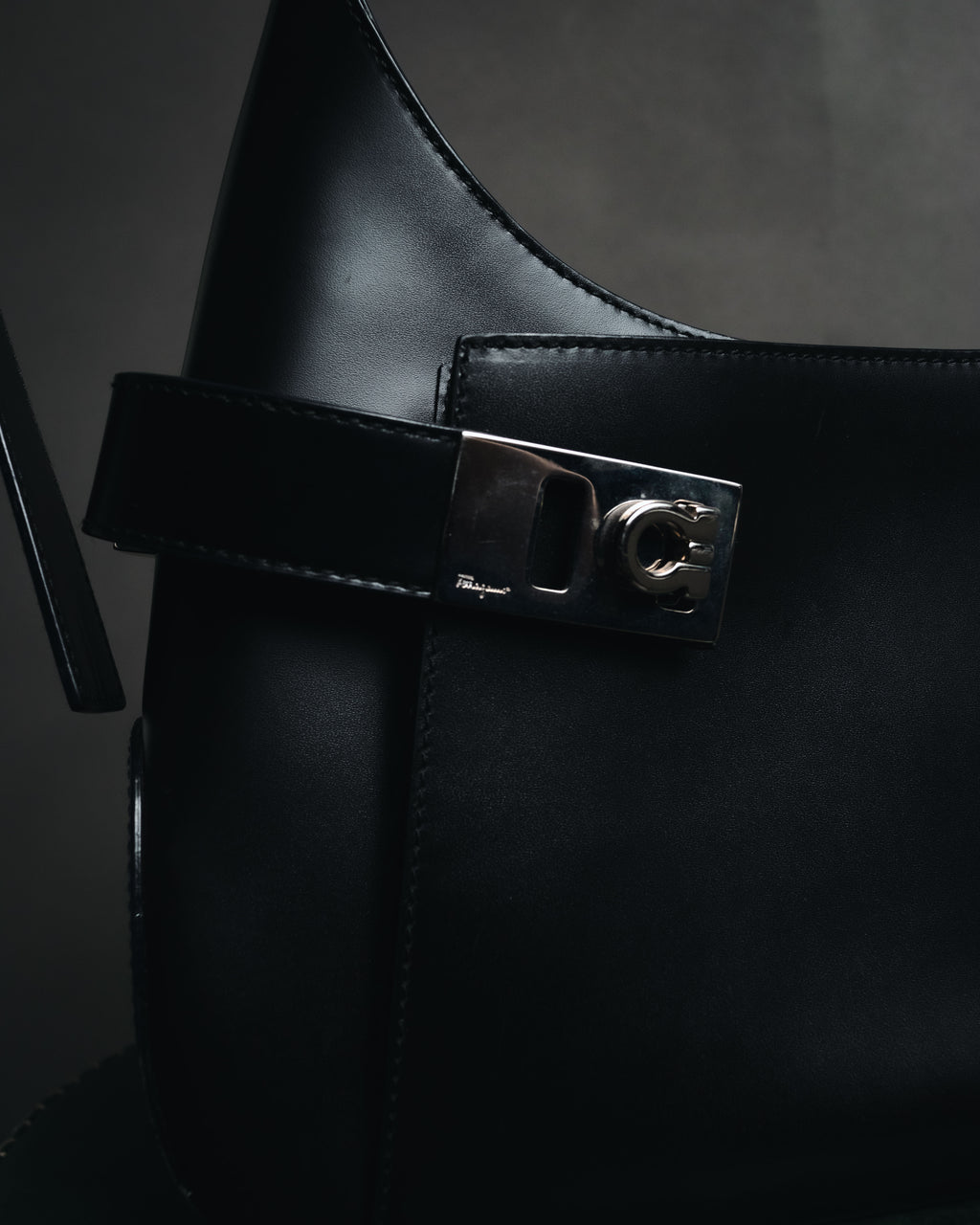 "Salvatore Ferragamo" 90’s-00’s minimalist gancini buckle hobo bag