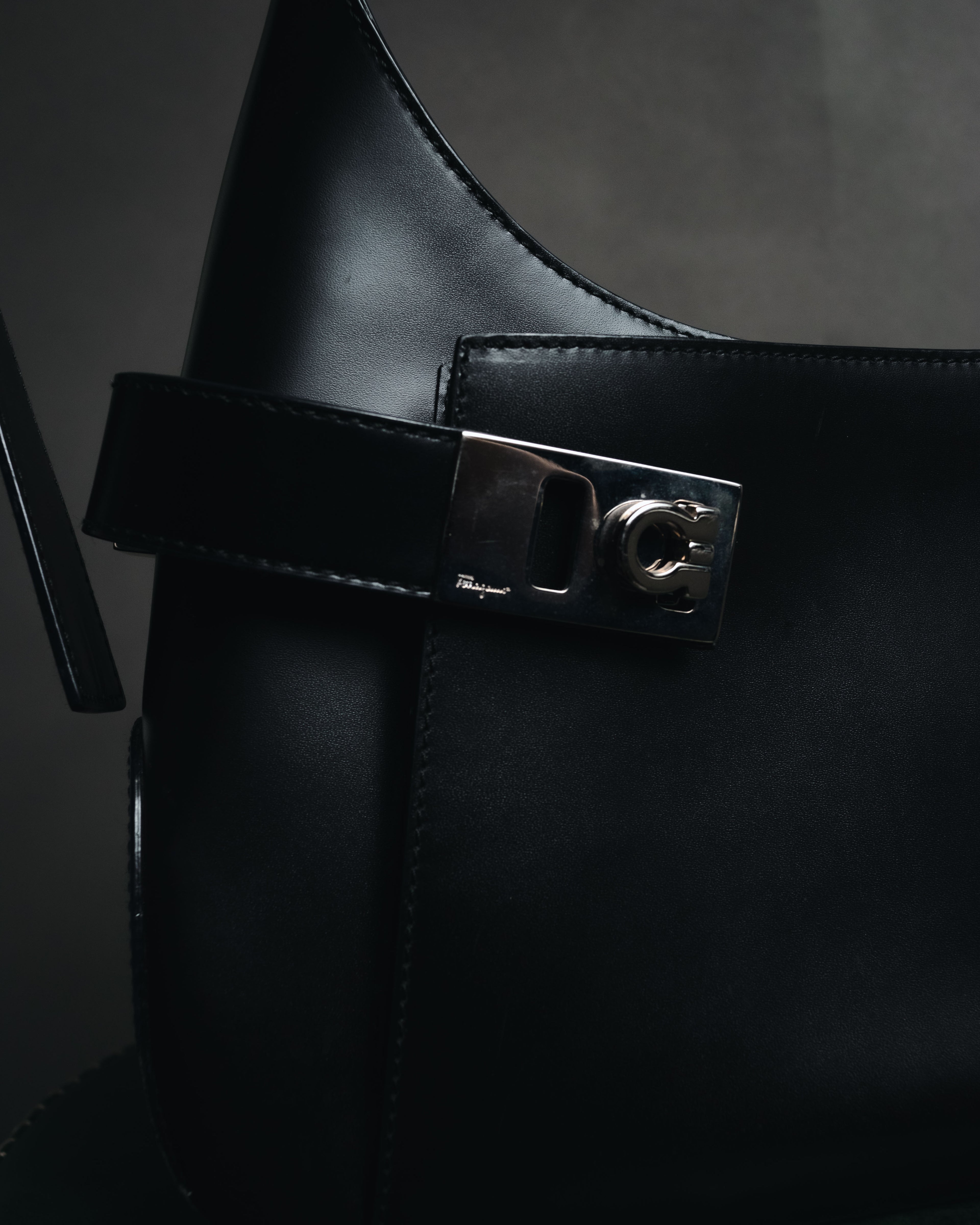 "Salvatore Ferragamo" 90’s-00’s minimalist gancini buckle hobo bag