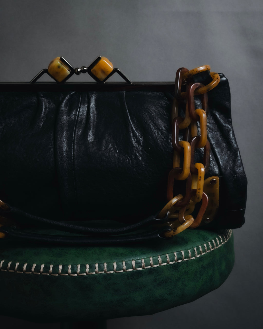 –SPECIAL– "MIU MIU"
Early 2000s bakelite effect chain frame bag