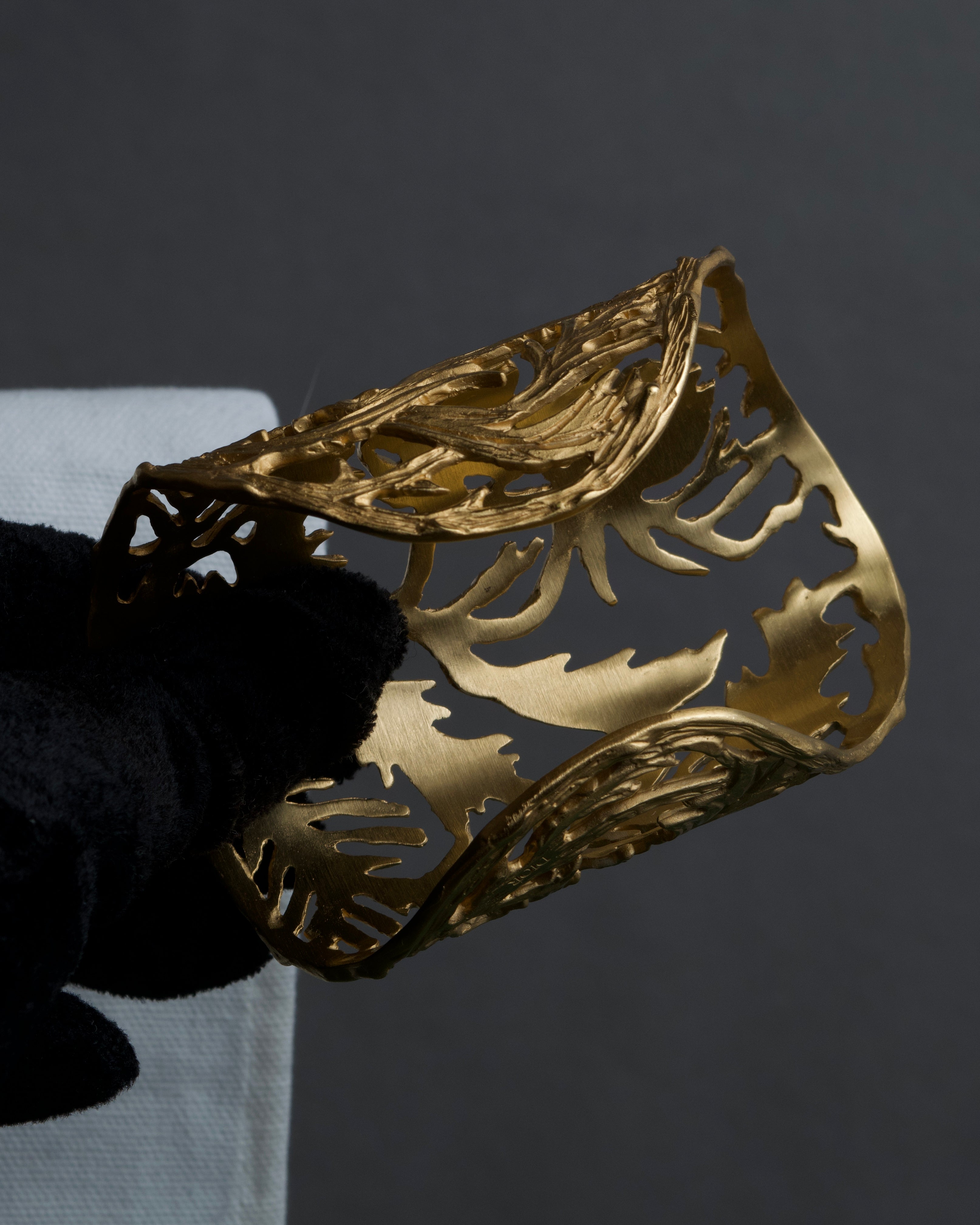 "Christian Dior" Botanical carving gold bangle