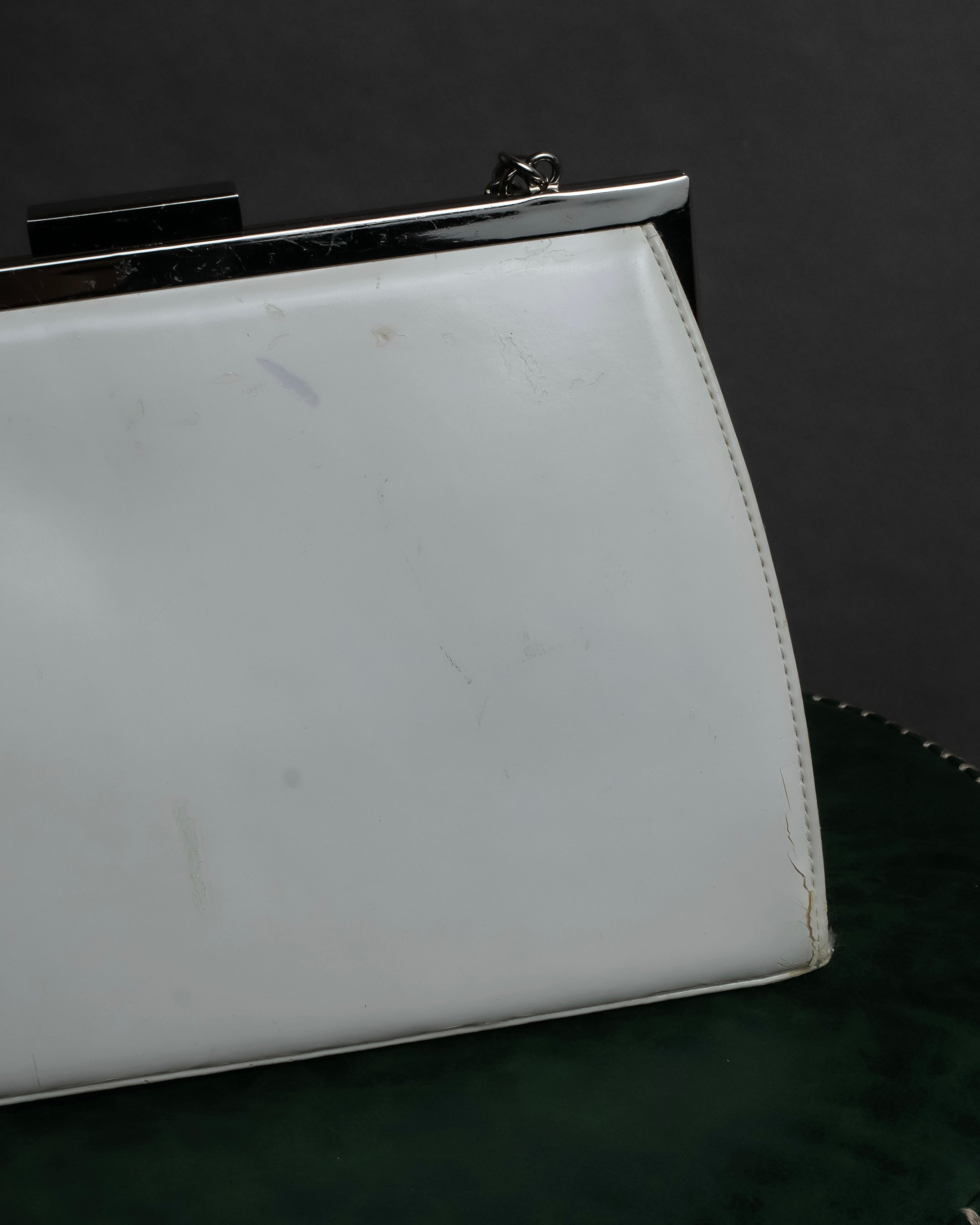 "YVES SAINT LAURENT" Clasp design chain shoulder patent leather bag