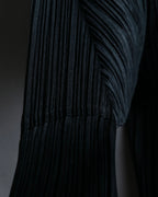 "PLEATS PLEASE ISSEY MIYAKE"
Features sleeve open collar blouse