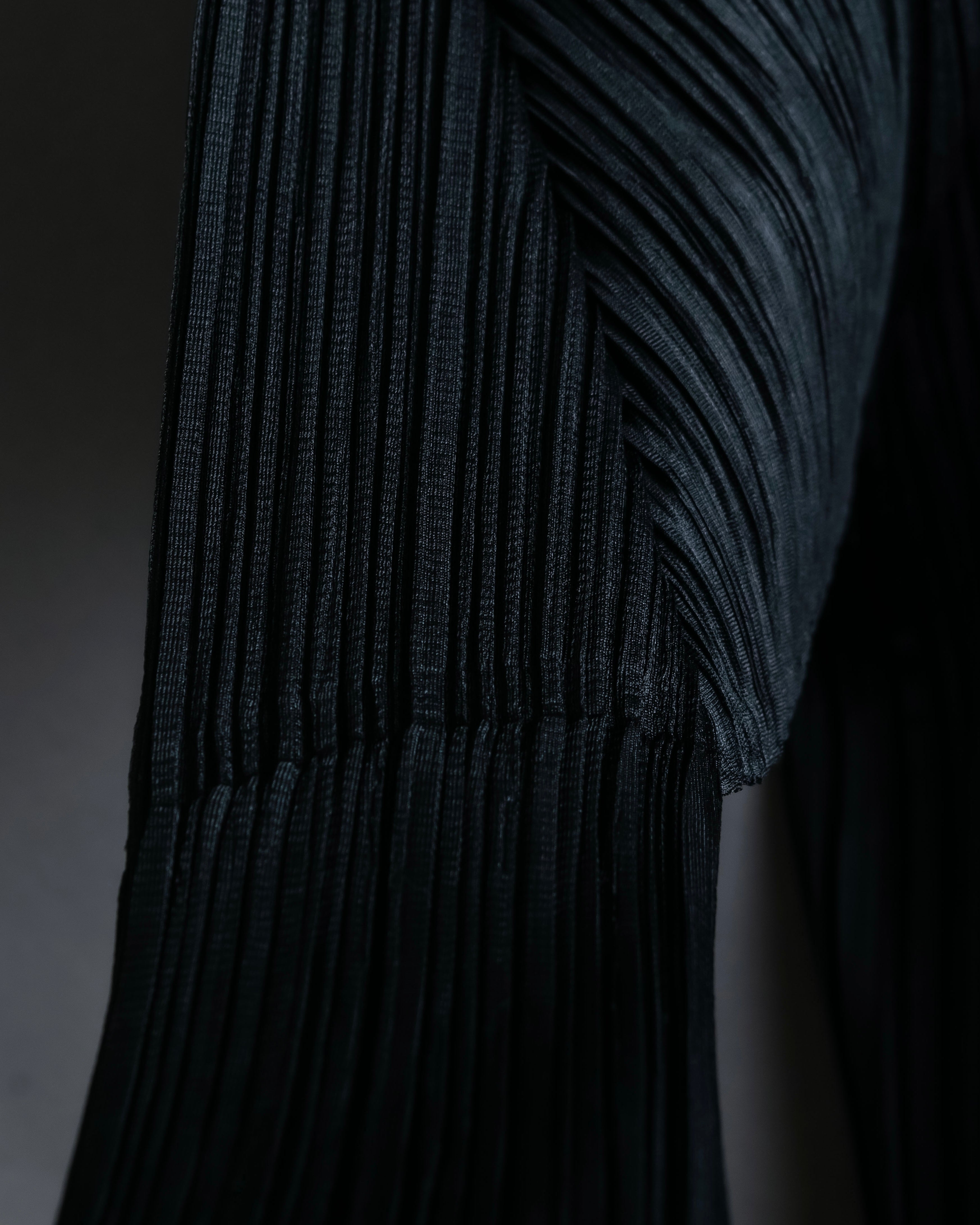 "PLEATS PLEASE ISSEY MIYAKE"
Features sleeve open collar blouse