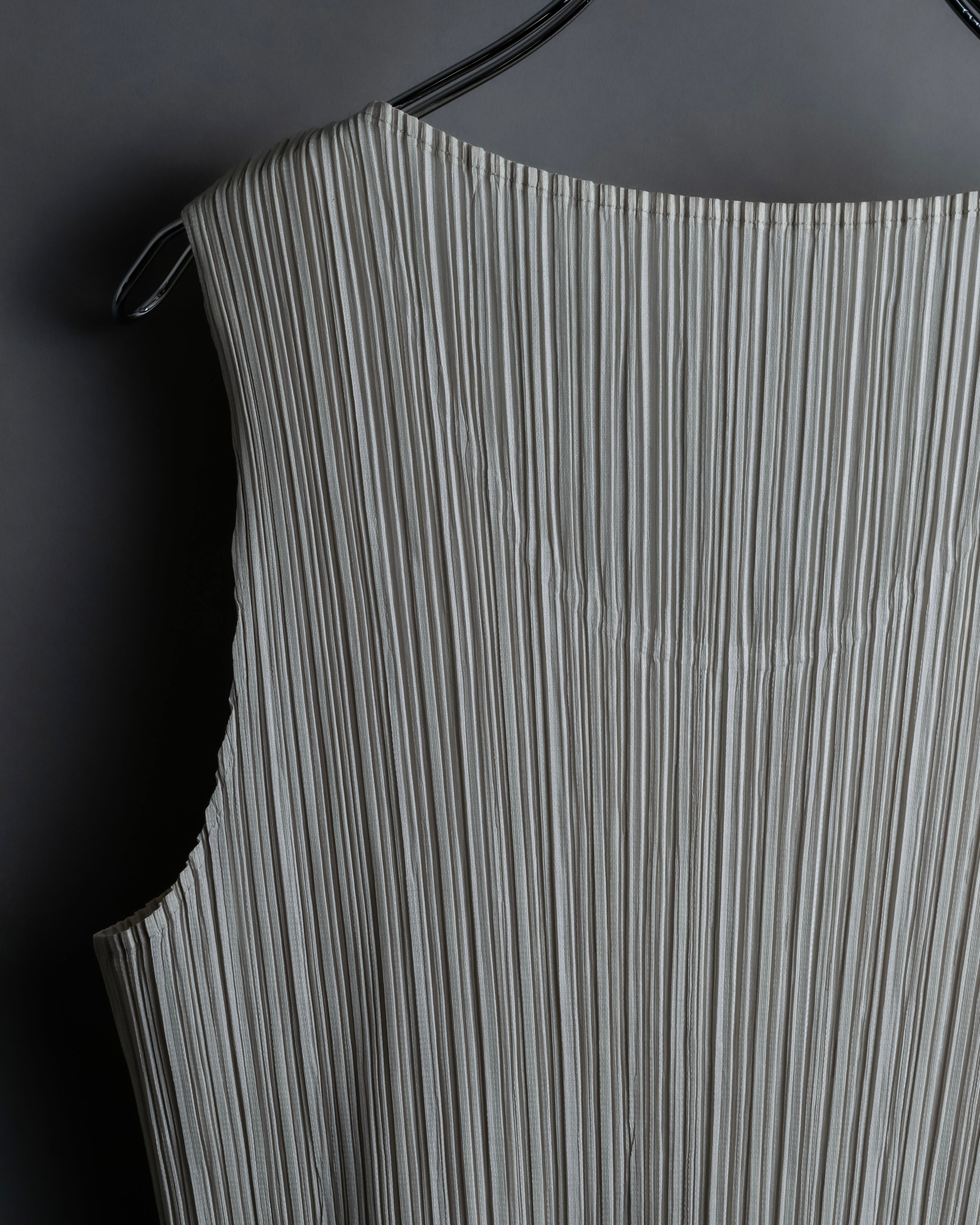 "PLEATS PLEASE ISSEY MIYAKE" Off-white tank top
