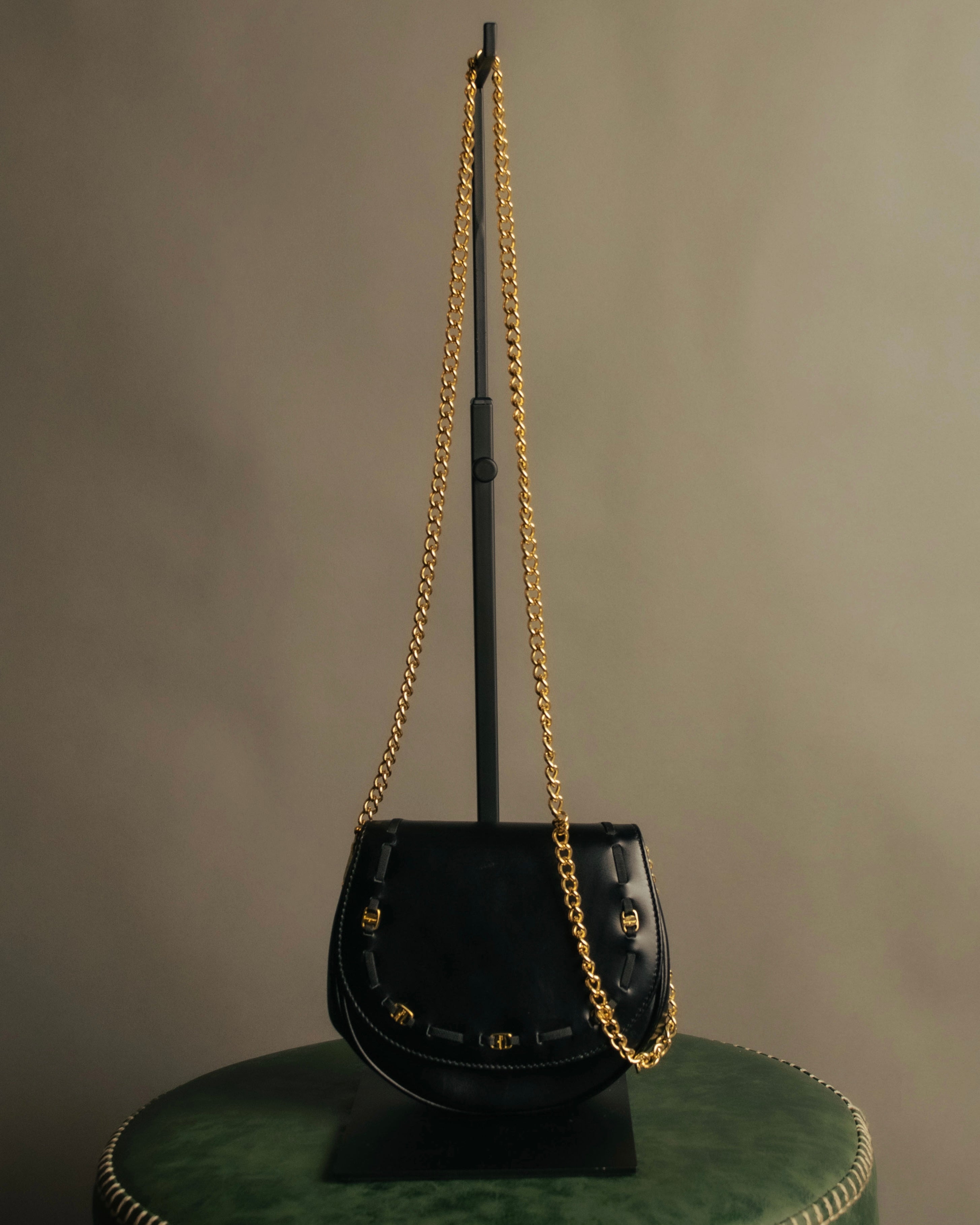 “Salvatore Ferragamo” 90’s Vara ribbon half moon chain bag