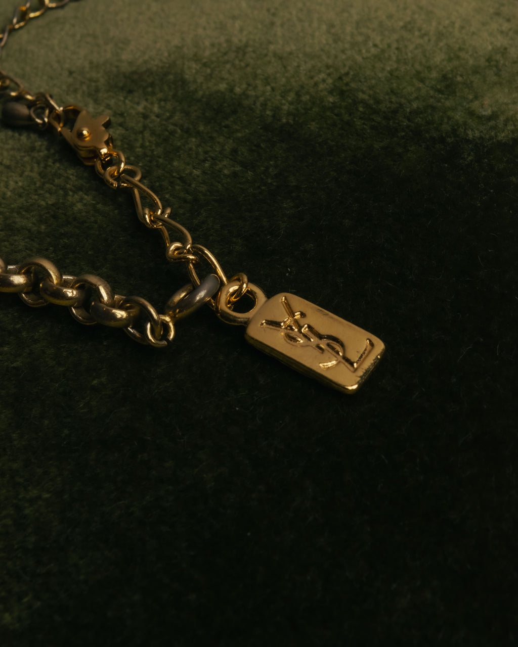 "YVES SAINT LAURENT" 80's-90's Gold-tone rolo chain necklace with faux pearl accents