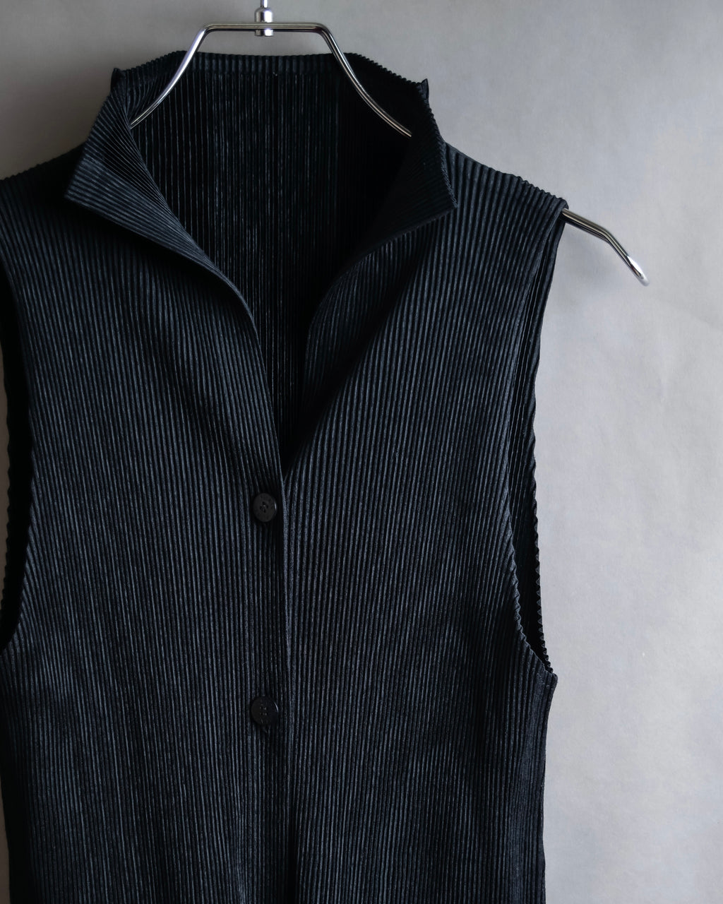 "PLEATS PLEASE ISSEY MIYAKE"
Narrow pleated sleeveless dress