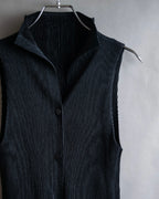 "PLEATS PLEASE ISSEY MIYAKE"
Narrow pleated sleeveless dress