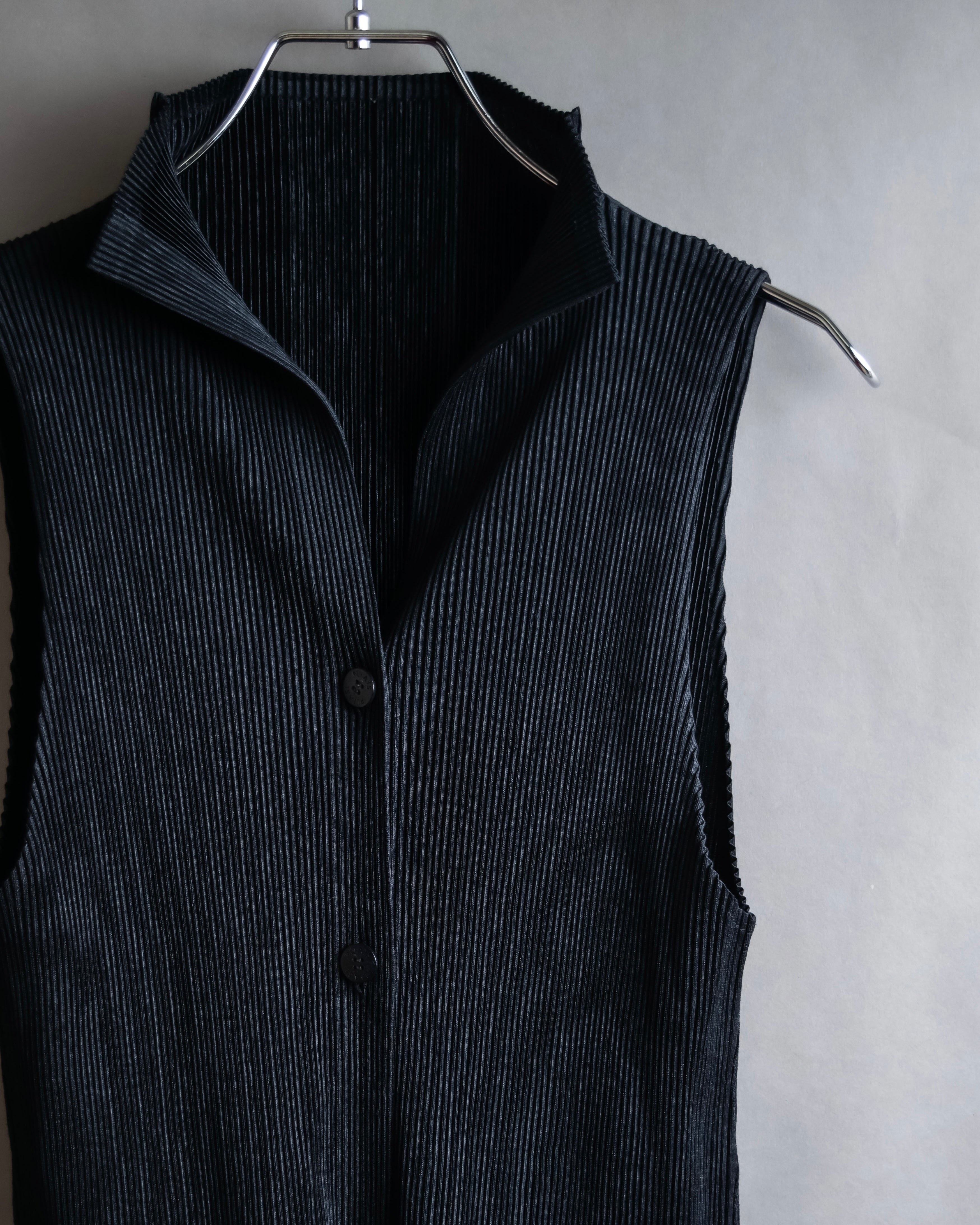 "PLEATS PLEASE ISSEY MIYAKE"
Narrow pleated sleeveless dress