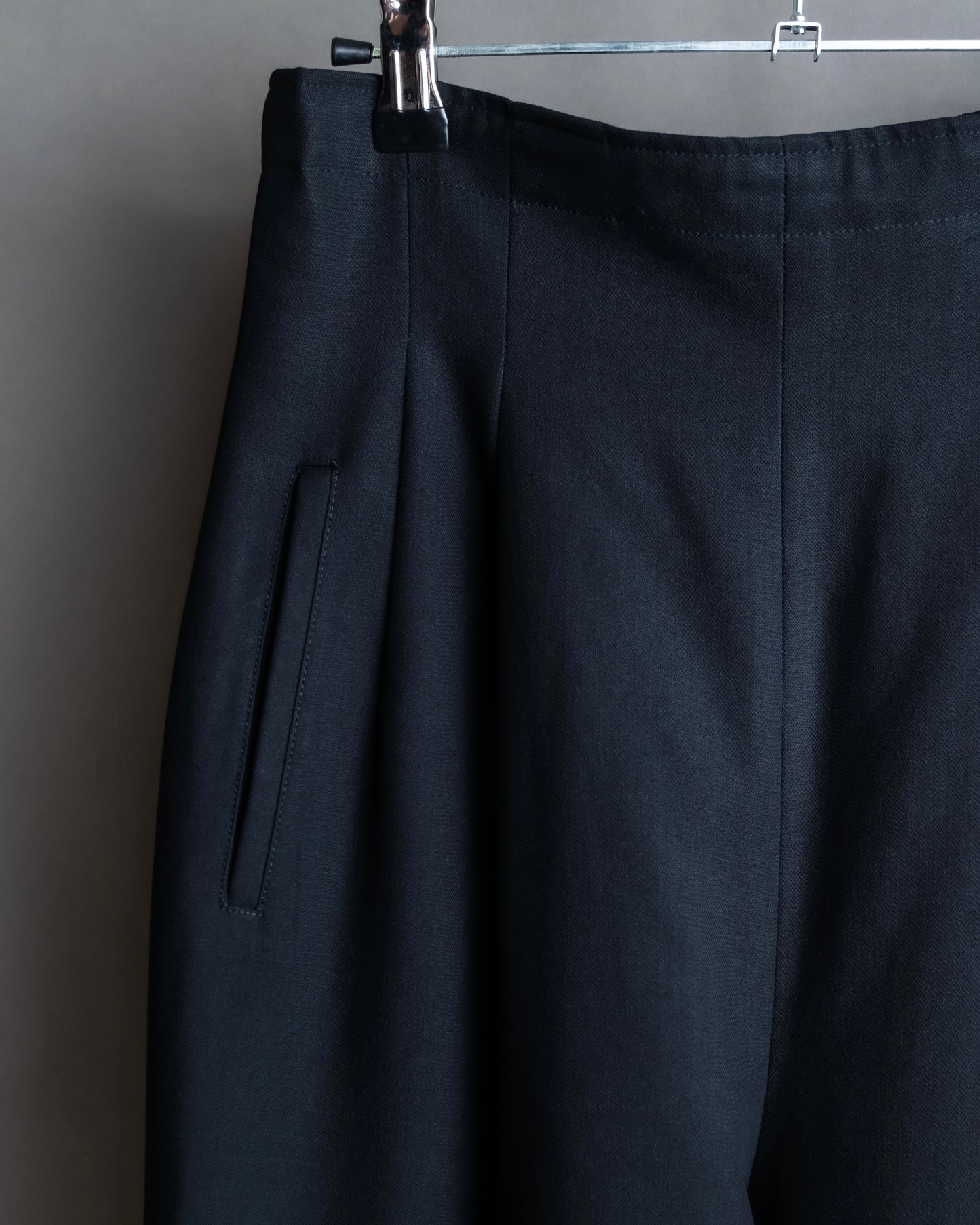 "TOKUKO 1er VOL" Side button fastener design high waist tapered slacks