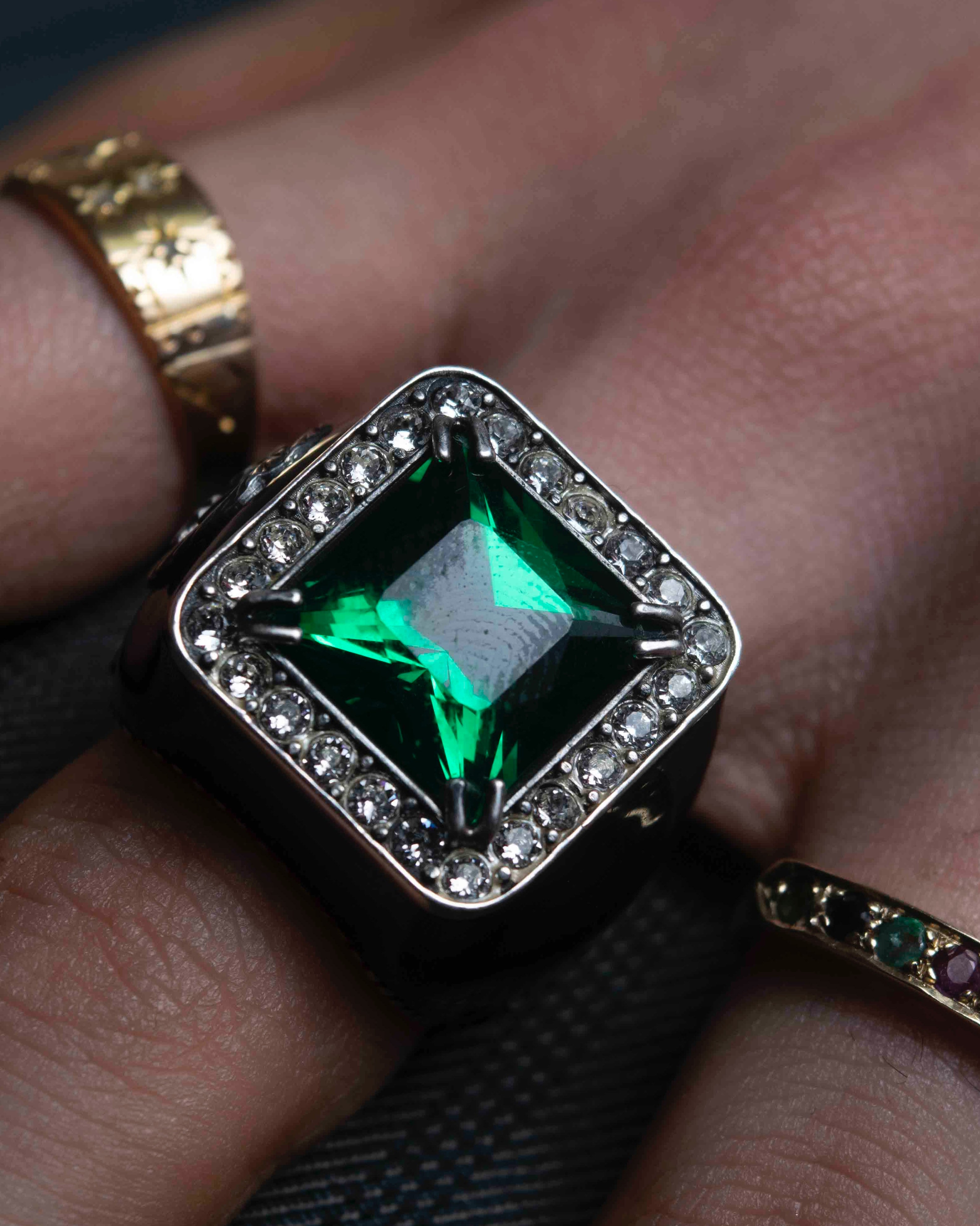 "GUCCI" Emerald color rhinestone GG motif engraved signet ring