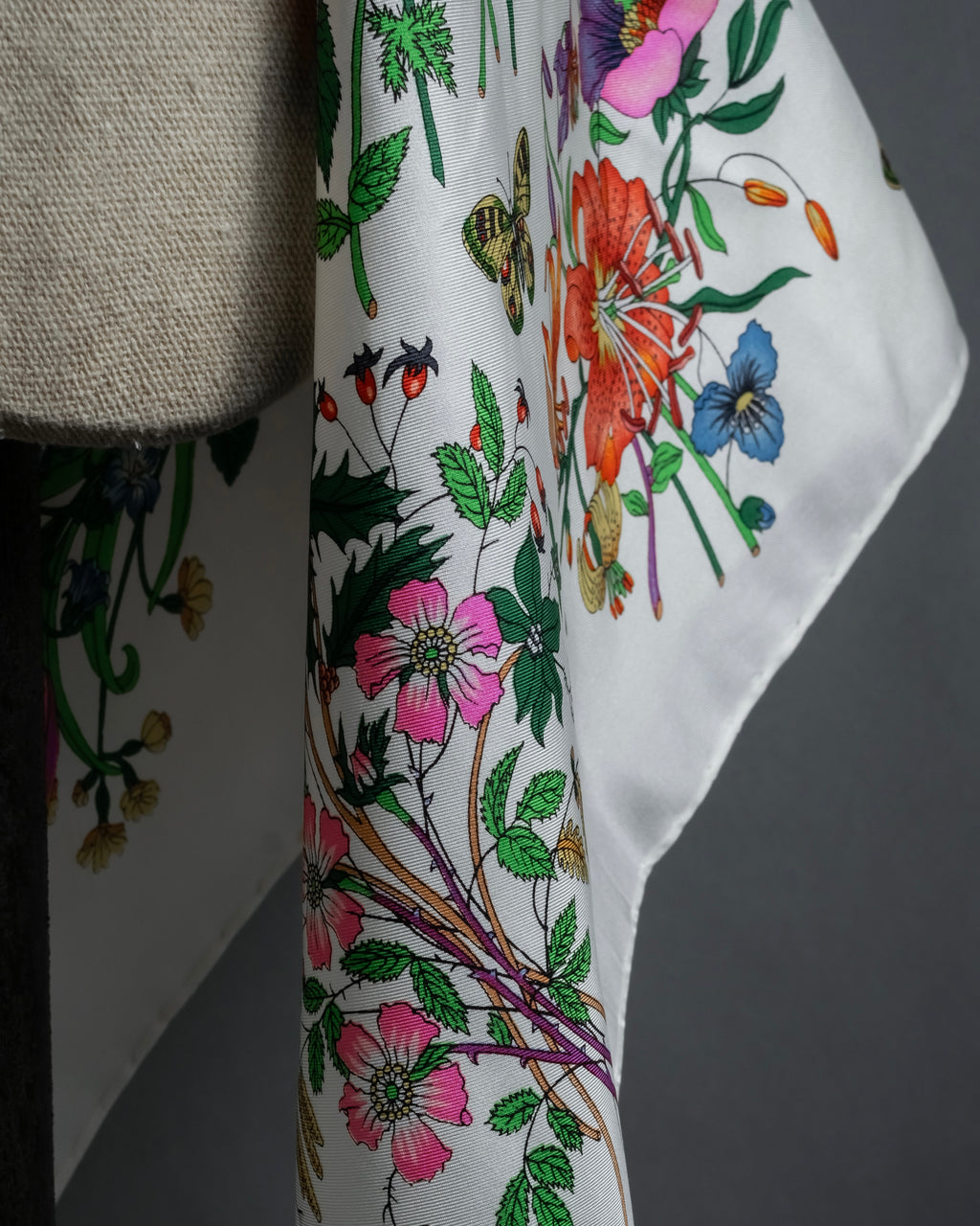 "GUCCI" 80's Flora motif vintage silk scarf