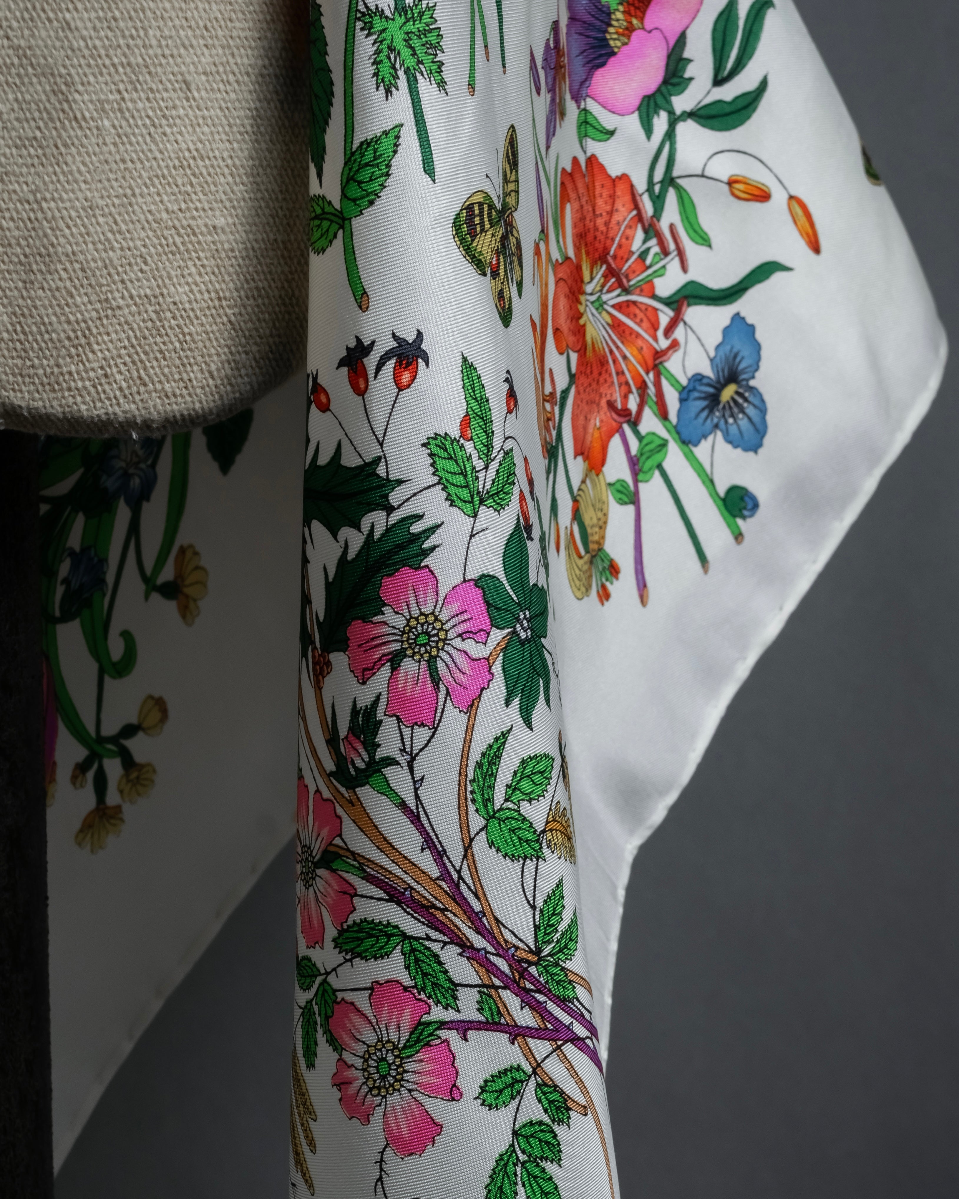 "GUCCI" 80's Flora motif vintage silk scarf