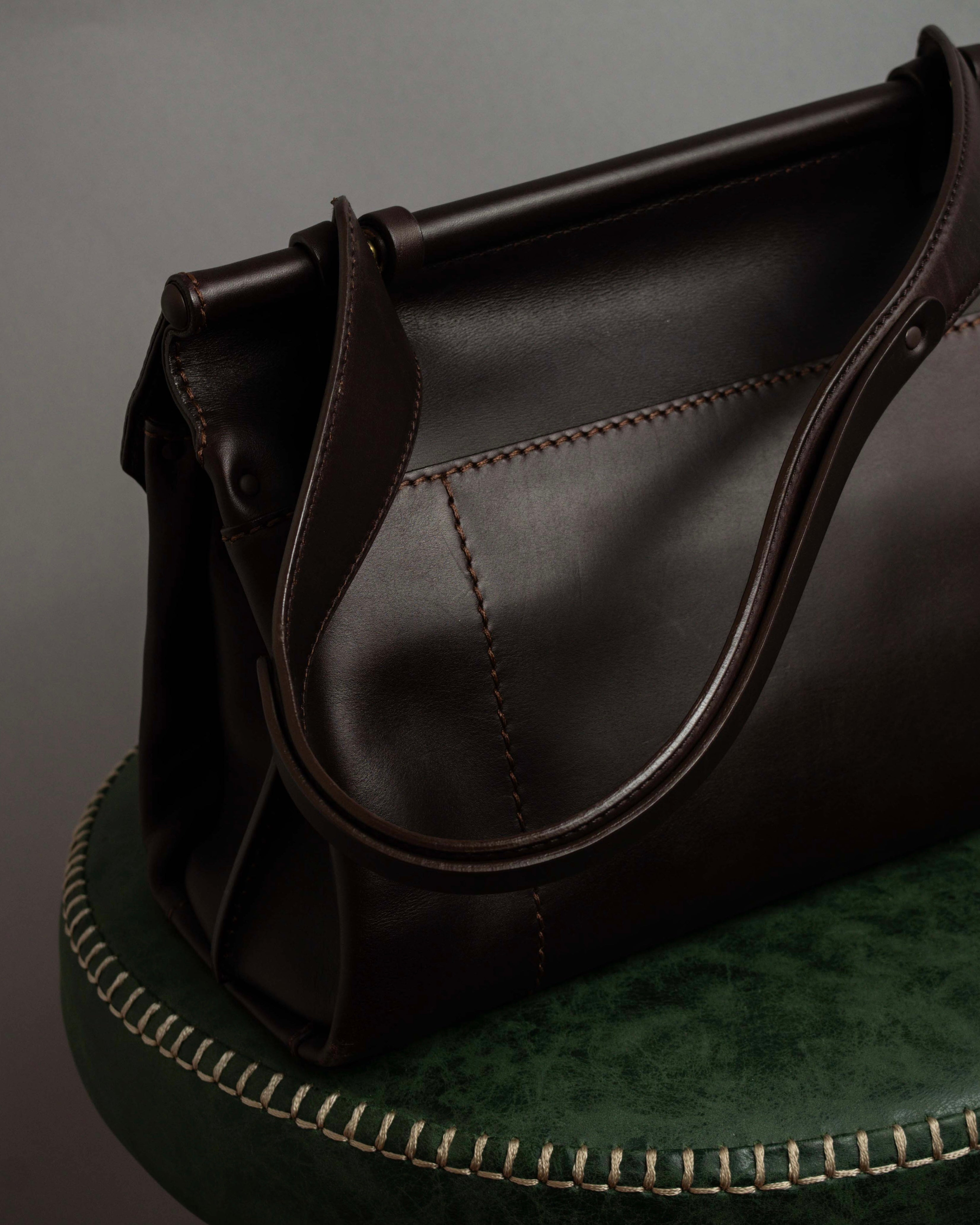 "Salvatore Ferragamo" Swivel crisp closure design leather one-handle bag