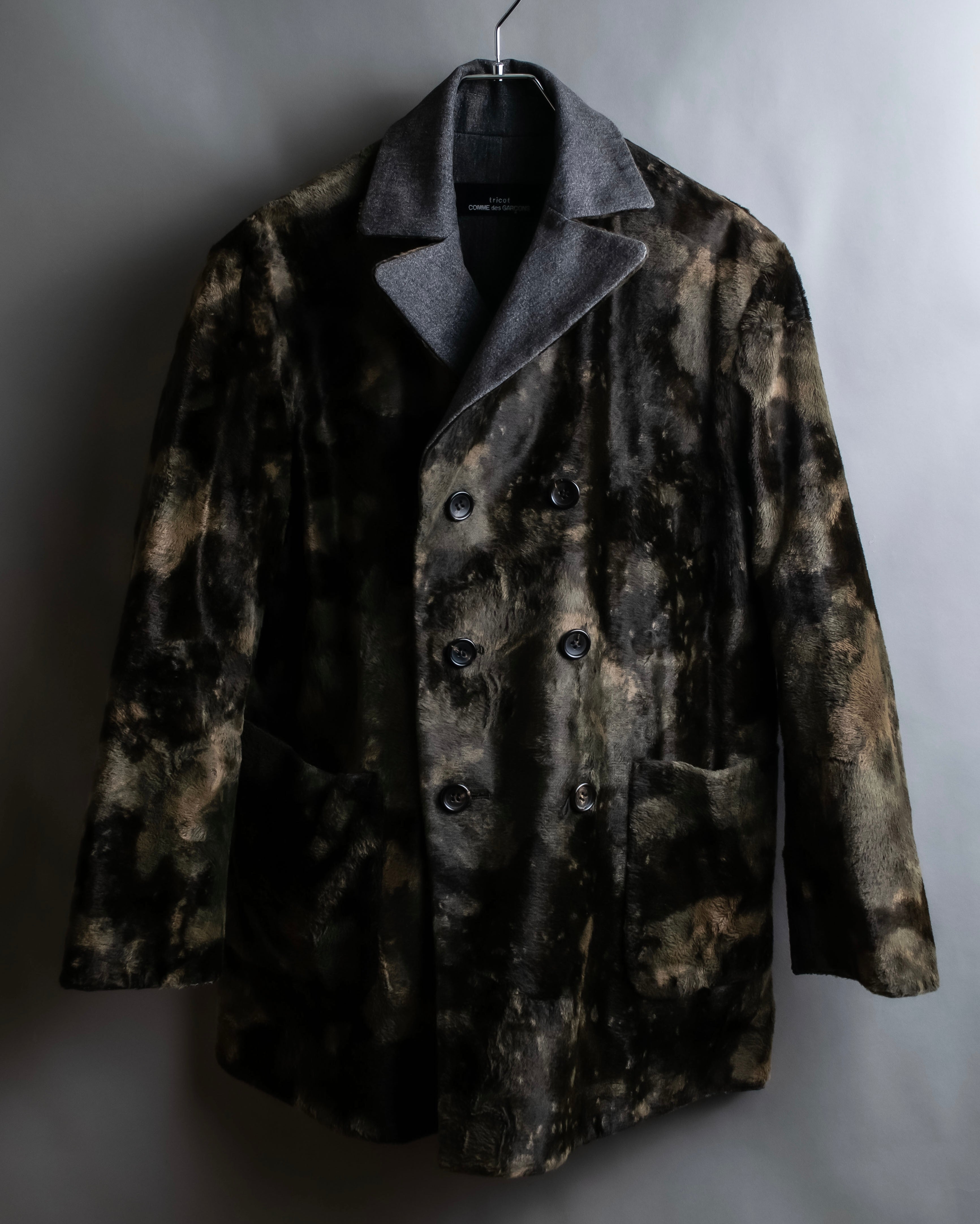 "tricot COMME des GARCONS" 
Double-breasted reversible fur tailored coat
