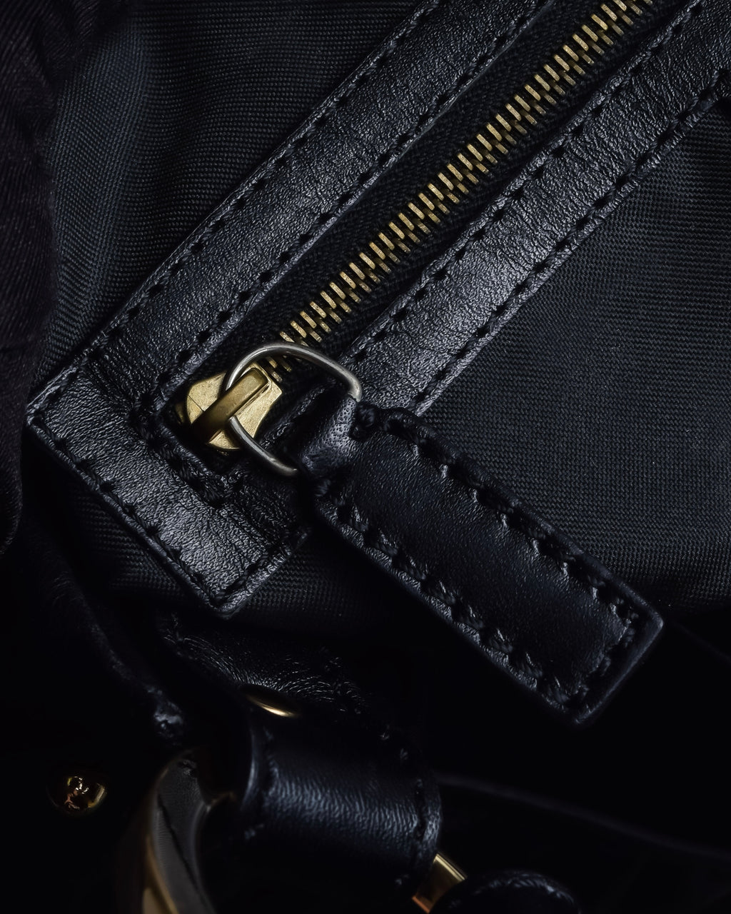 "FENDI" Gold metal gatherd design leather one-shoulder bag