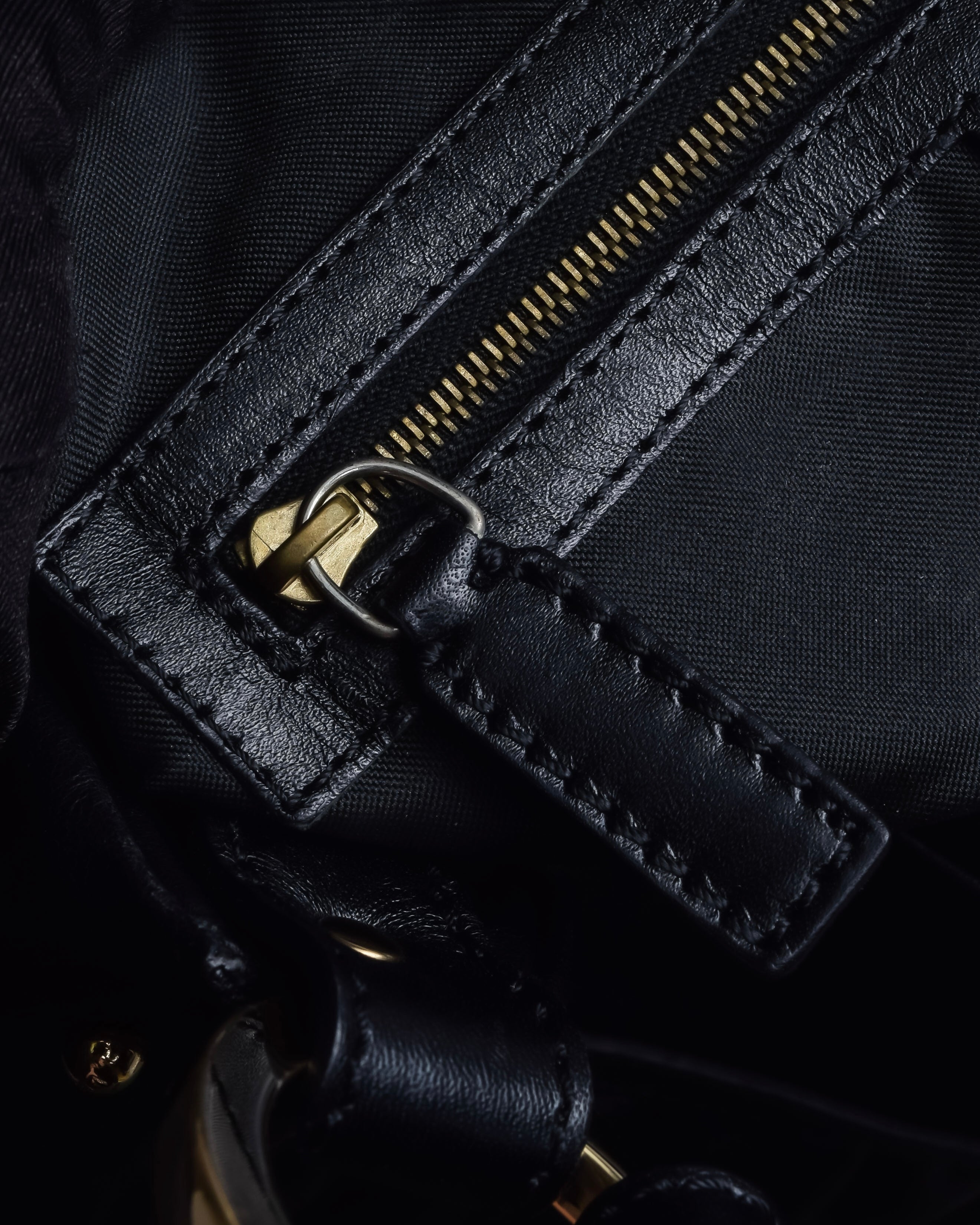 "FENDI" Gold metal gatherd design leather one-shoulder bag