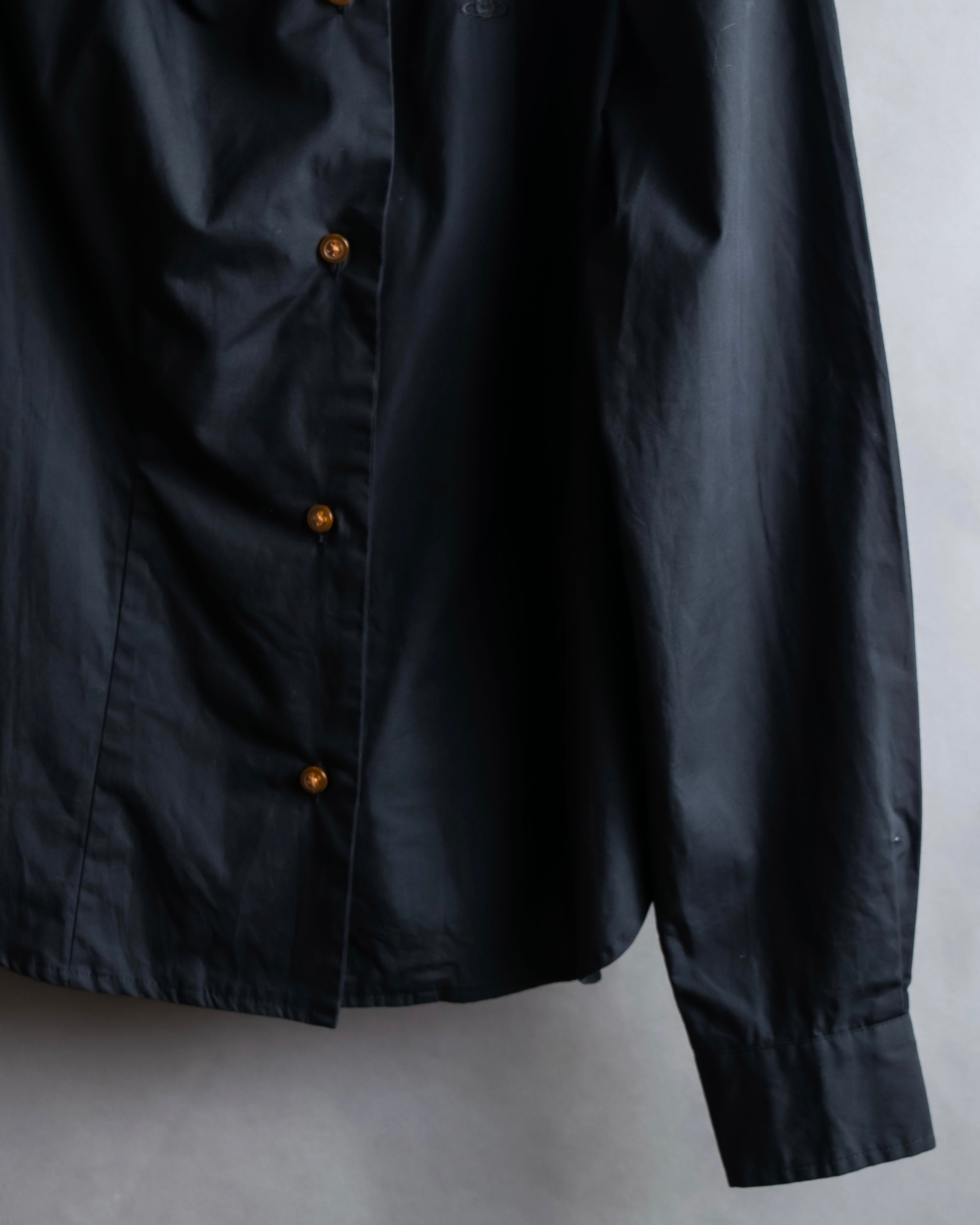 "Vivienne Westwood RED LABEL"
 Draped neck design black cotton shirt