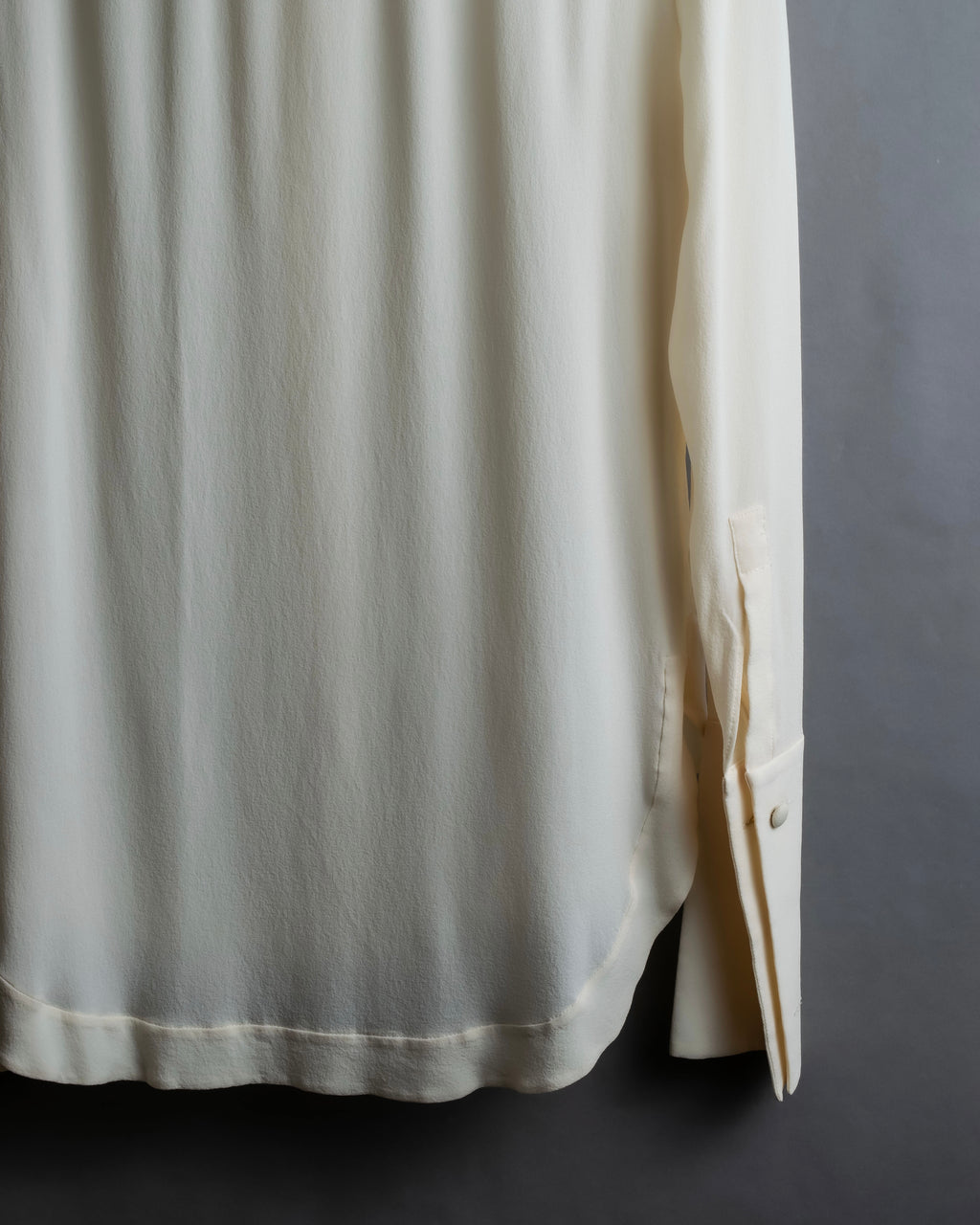 Camisa de seda con bordado en forma de logotipo "Alexandar McQueen" sin cuello