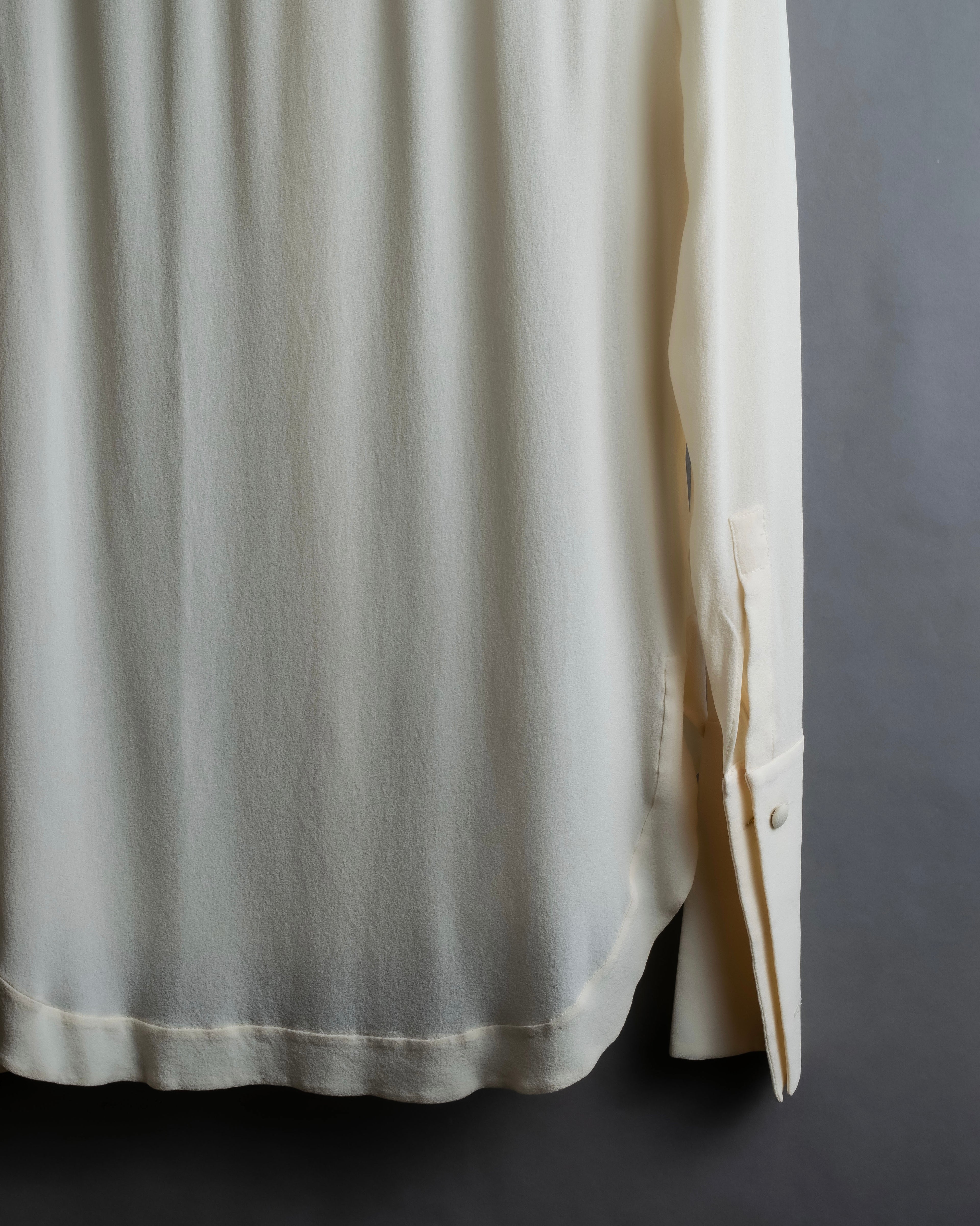 Camisa de seda con bordado en forma de logotipo "Alexandar McQueen" sin cuello