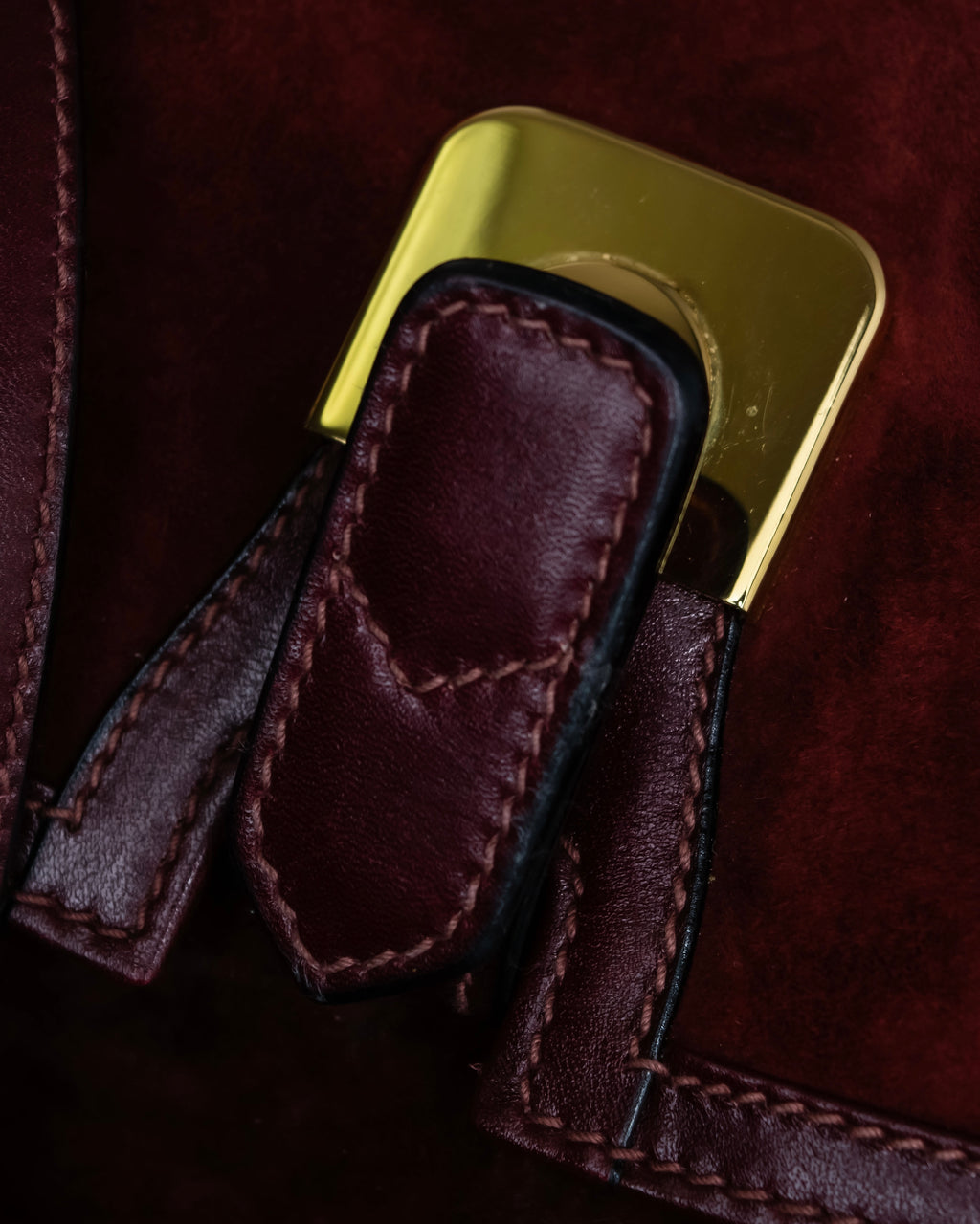 "GUCCI" Aristocratic crest charm suede shoulder bag