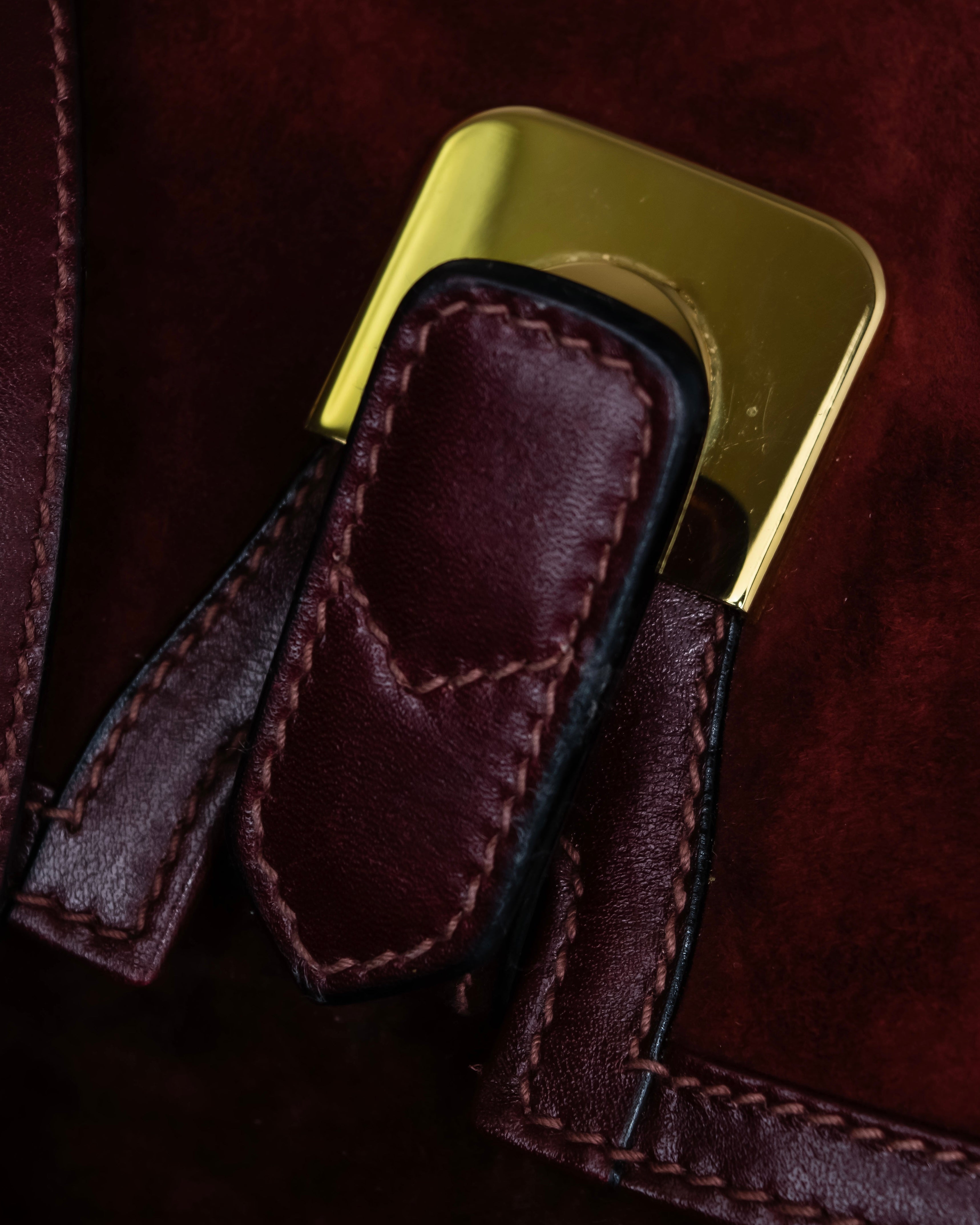 "GUCCI" Aristocratic crest charm suede shoulder bag