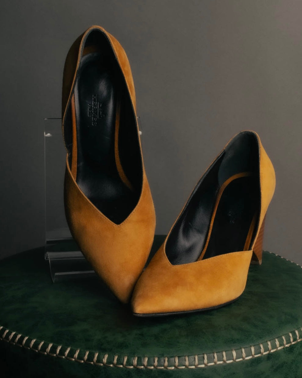 "Hermès" 90's-00's Sculptural suede pointed-toe pumps
